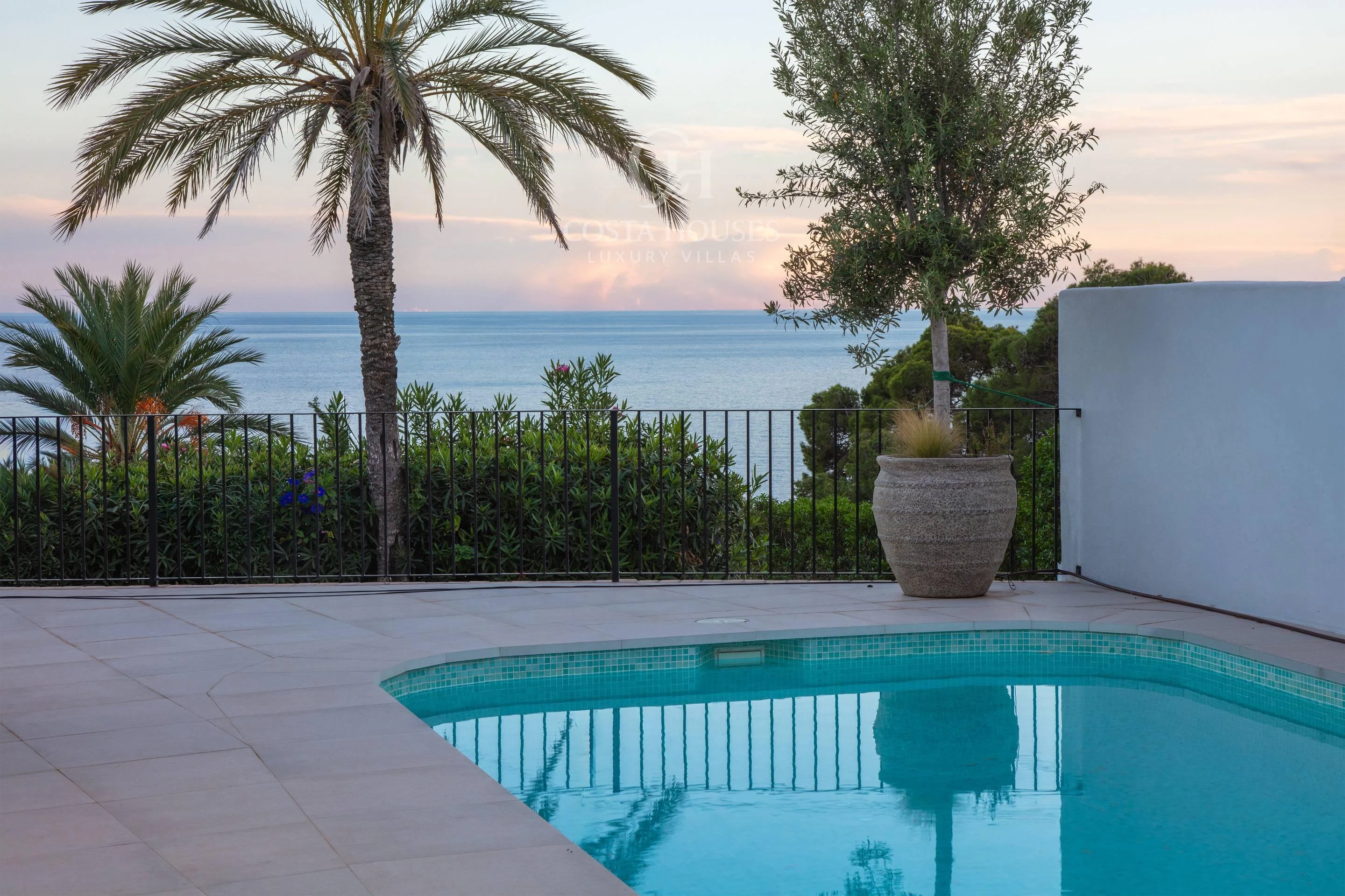 2799VL_ROMER - VILLA ROMER · EL MAR COMO HORIZONTE JUNTO A LA GRANADELLA, JAVEA - ALICANTE
