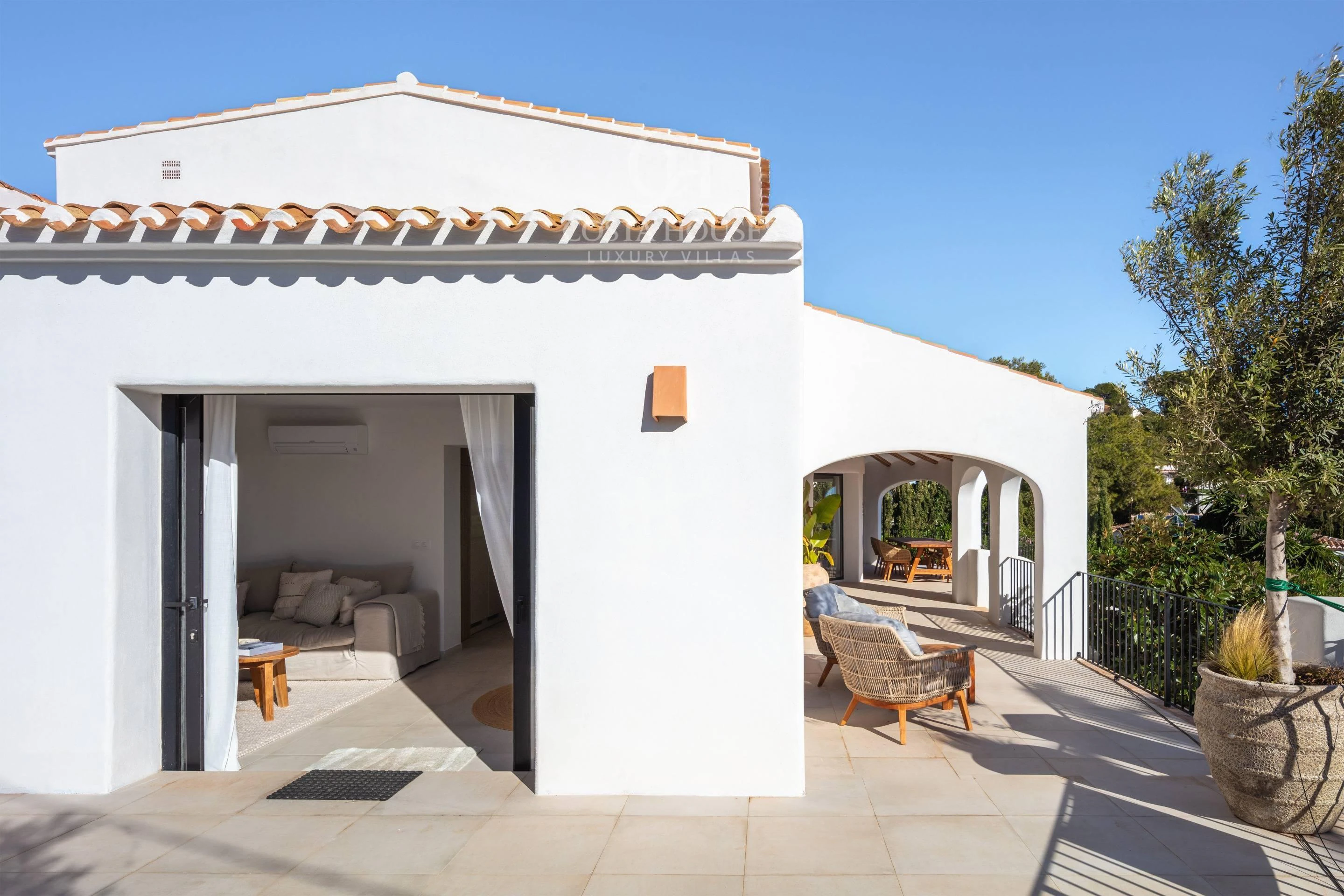 2799VL_ROMER - VILLA ROMER · EL MAR COMO HORIZONTE JUNTO A LA GRANADELLA, JAVEA - ALICANTE
