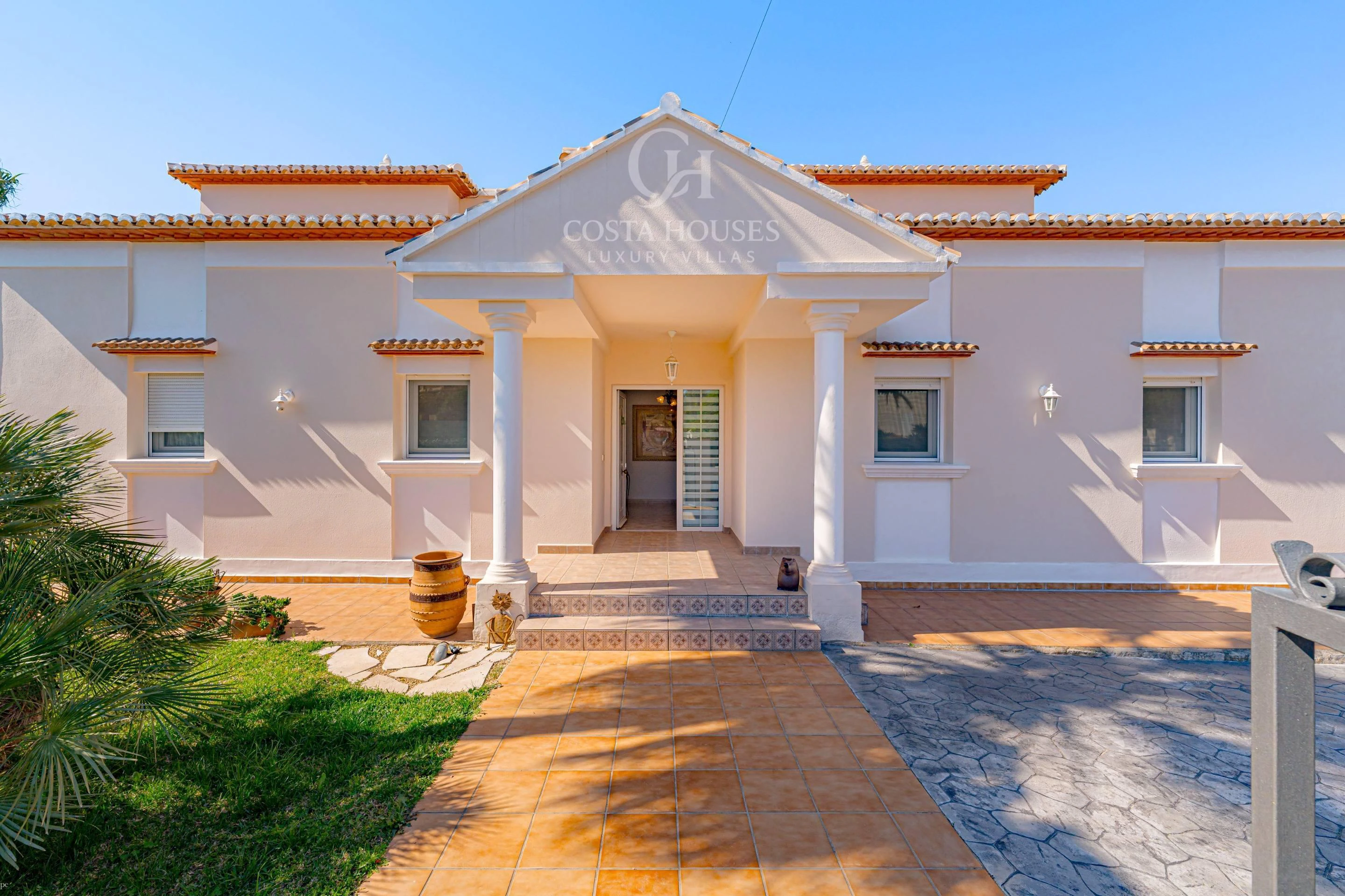 2858V_LUZSERENA - VILLA LUZ SERENA · PRIVATSPHÄRE, NATÜRLICHES LICHT UND MEDITERRANER LEBENSSTIL IN JAVEA