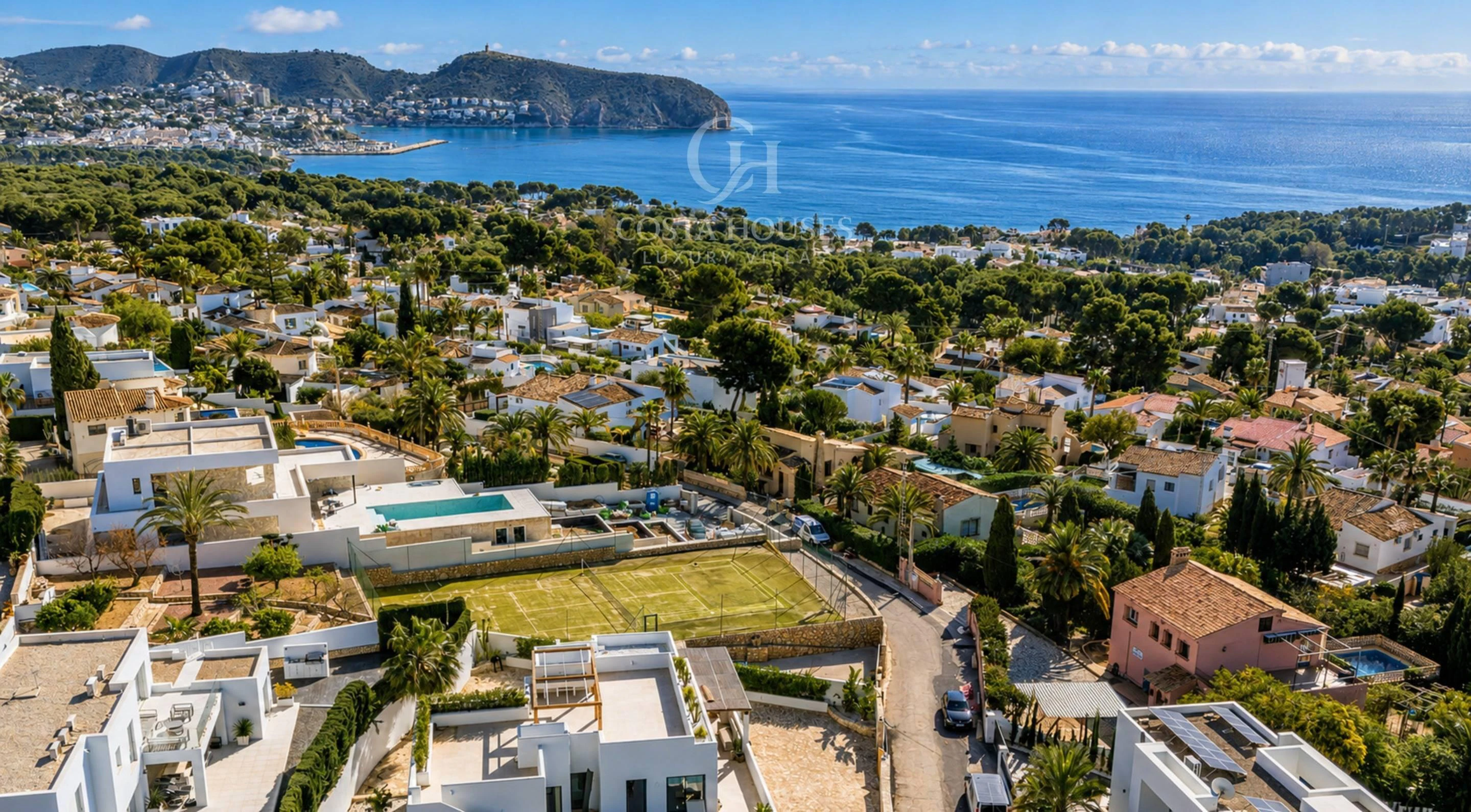 VILLA AZULIA · LUZ IBICENCA Y HORIZONTE MEDITERRANEO EN MORAIRA
