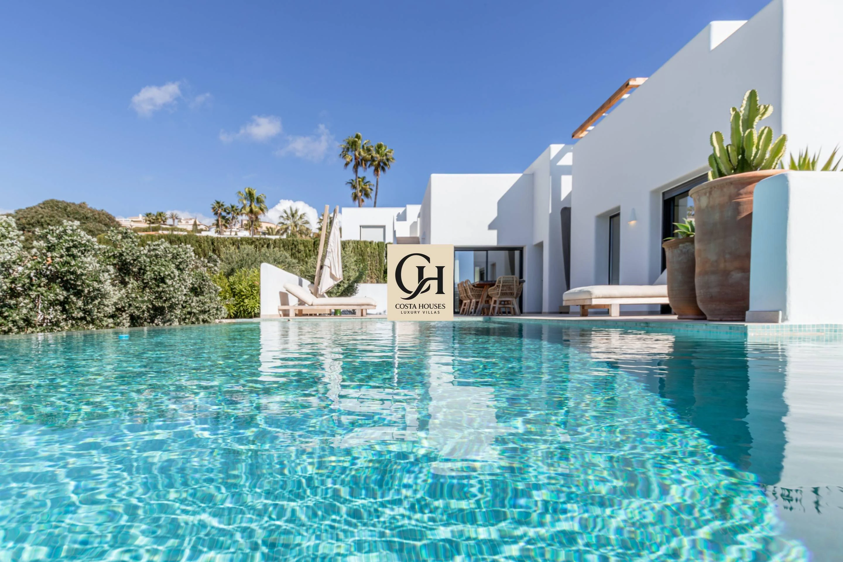VILLA AZULIA · LUZ IBICENCA Y HORIZONTE MEDITERRANEO EN MORAIRA