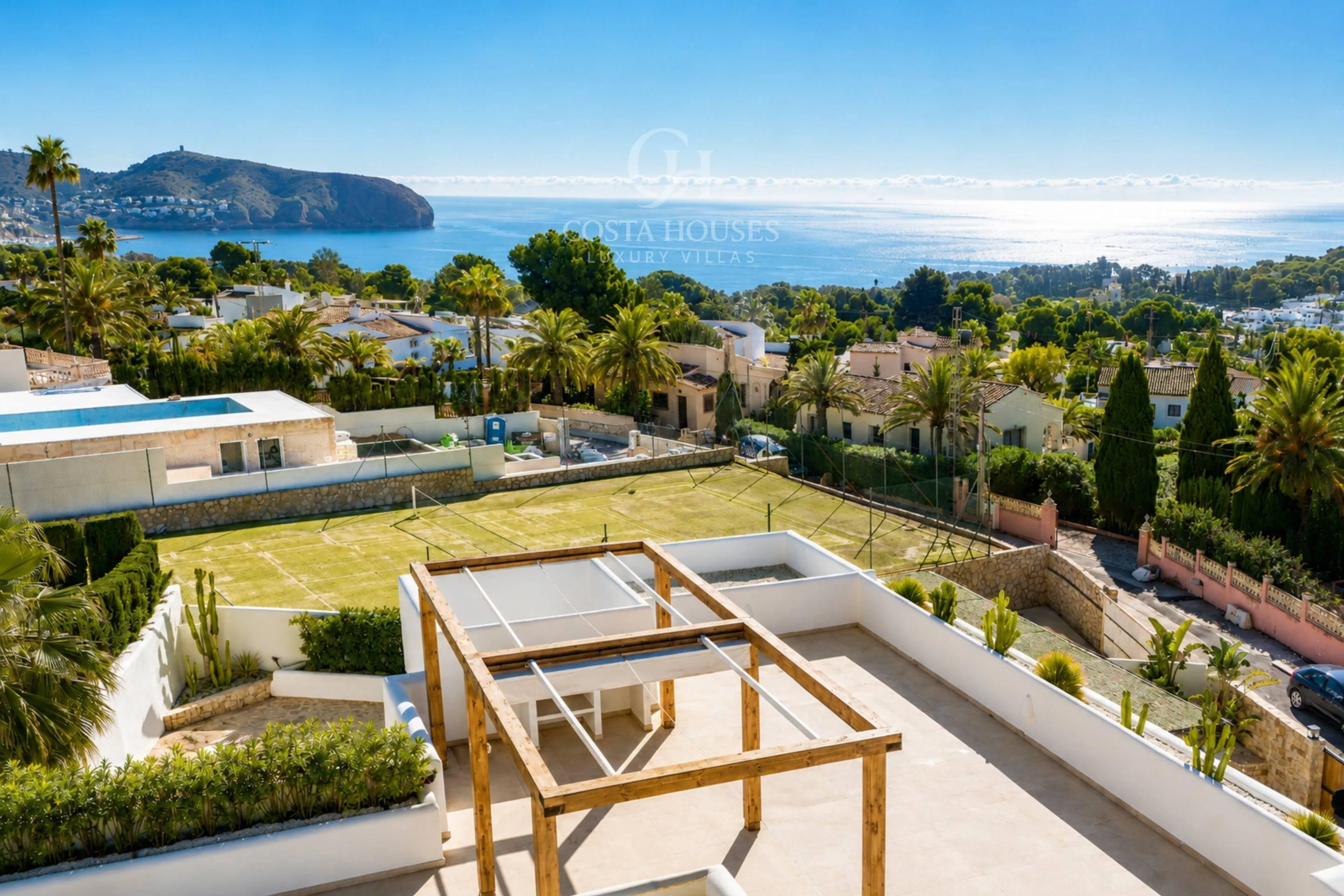 VILLA AZULIA · LUZ IBICENCA Y HORIZONTE MEDITERRANEO EN MORAIRA