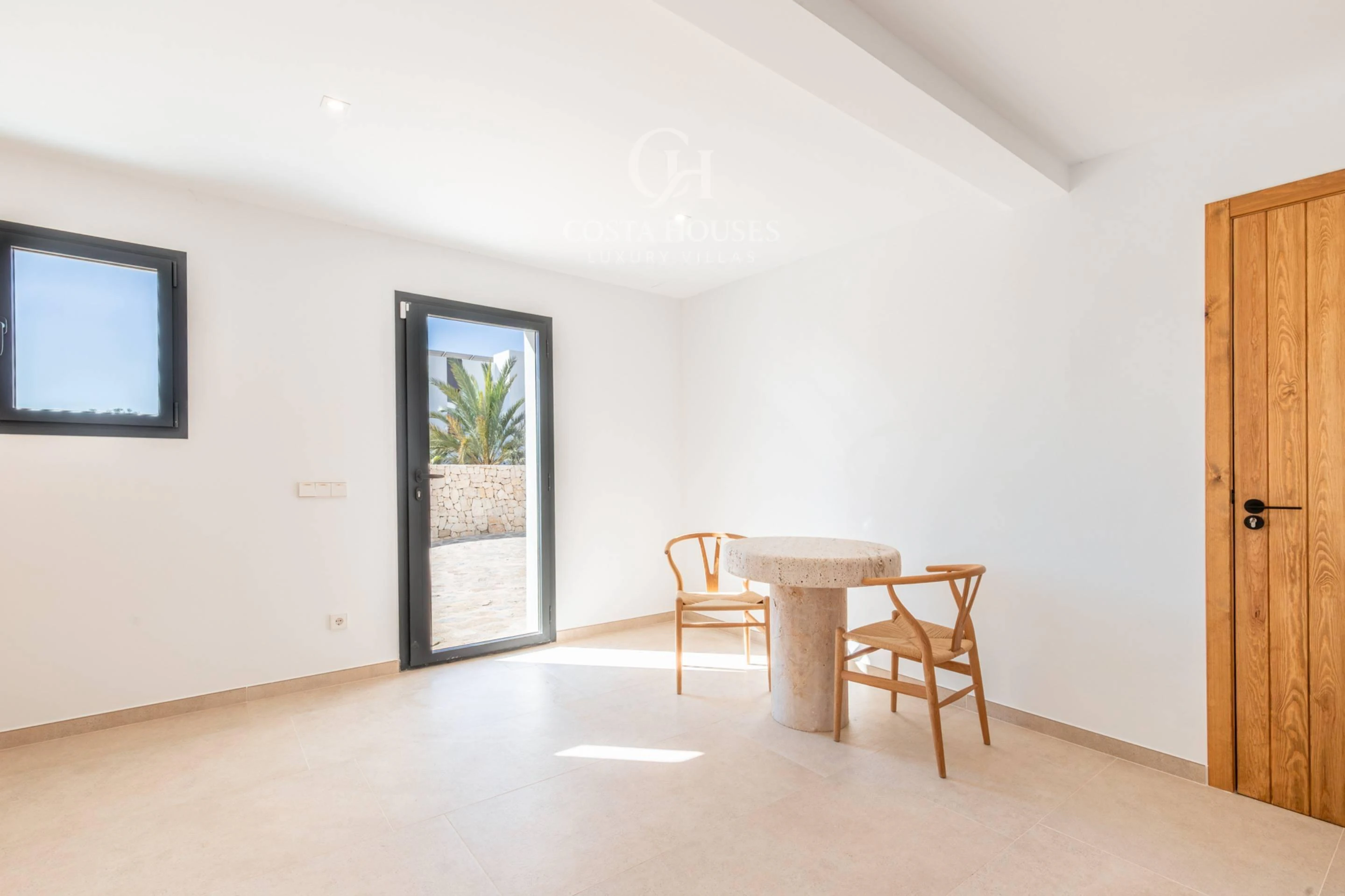 VILLA AZULIA · LUZ IBICENCA Y HORIZONTE MEDITERRANEO EN MORAIRA