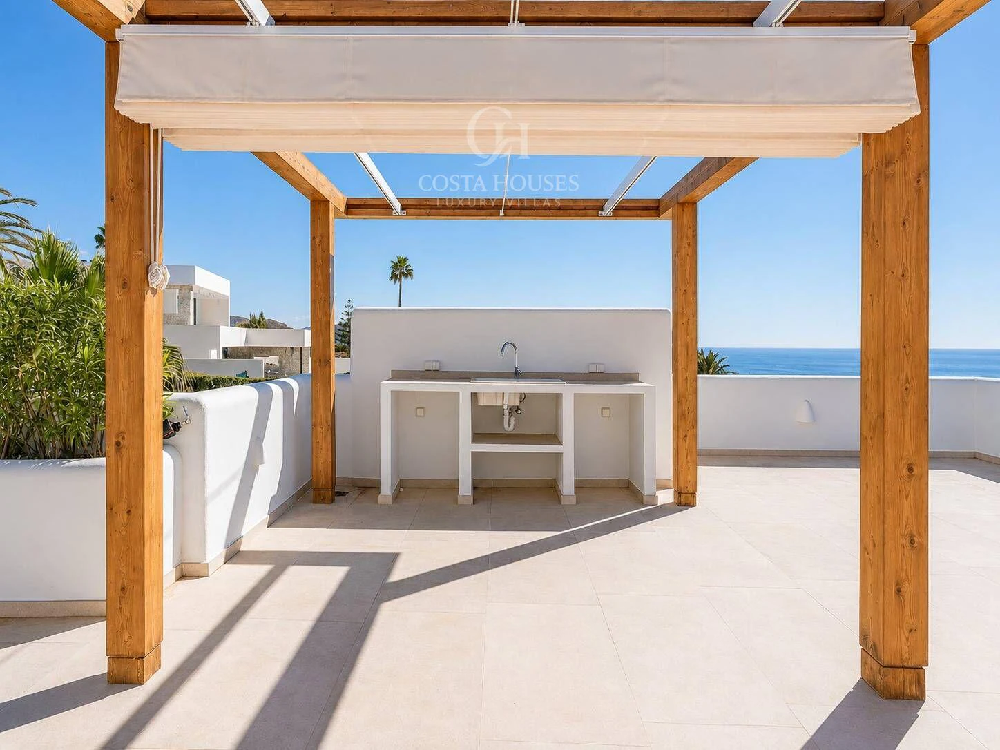 VILLA AZULIA · LUZ IBICENCA Y HORIZONTE MEDITERRANEO EN MORAIRA