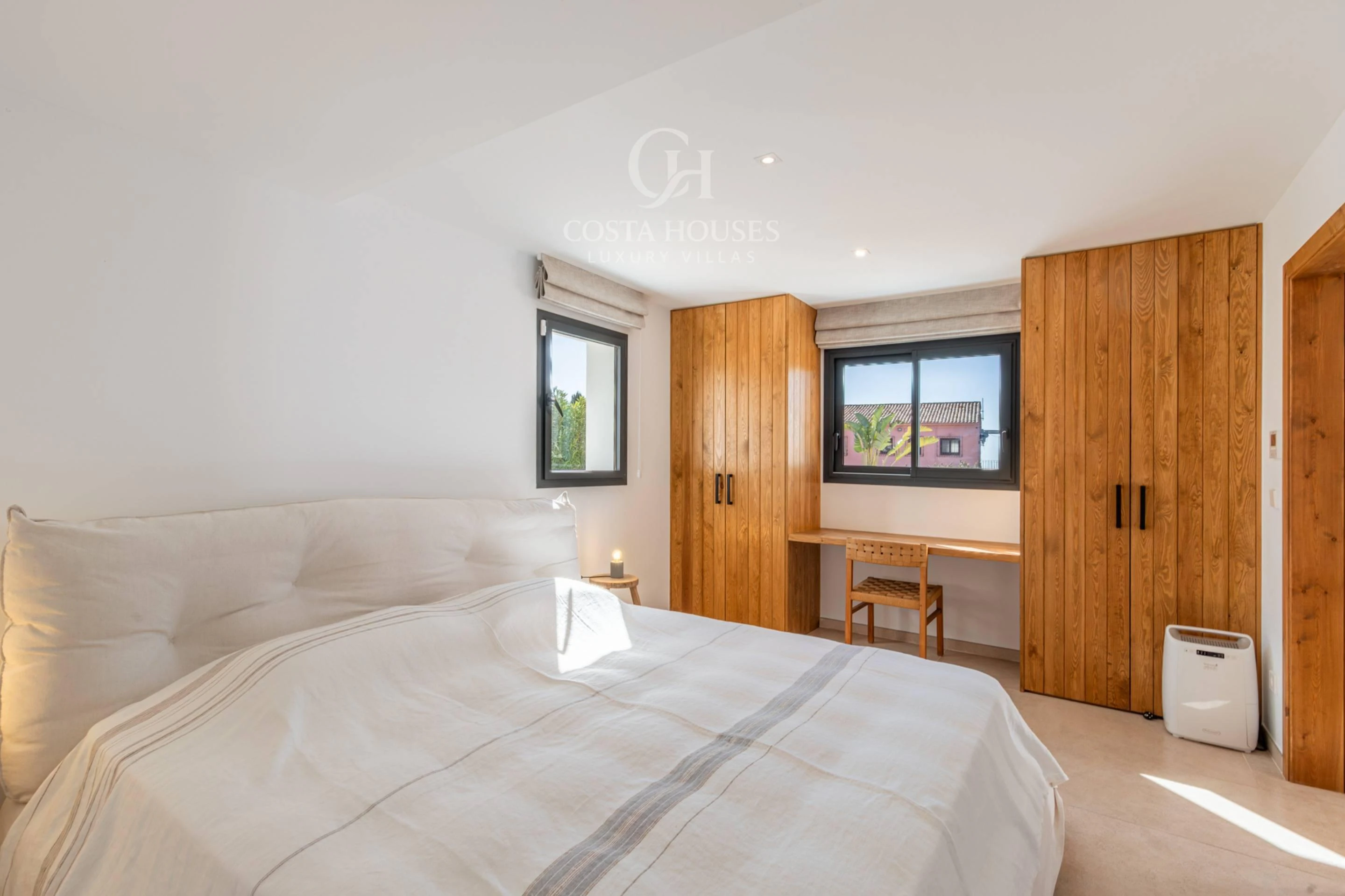 VILLA AZULIA · LUZ IBICENCA Y HORIZONTE MEDITERRANEO EN MORAIRA