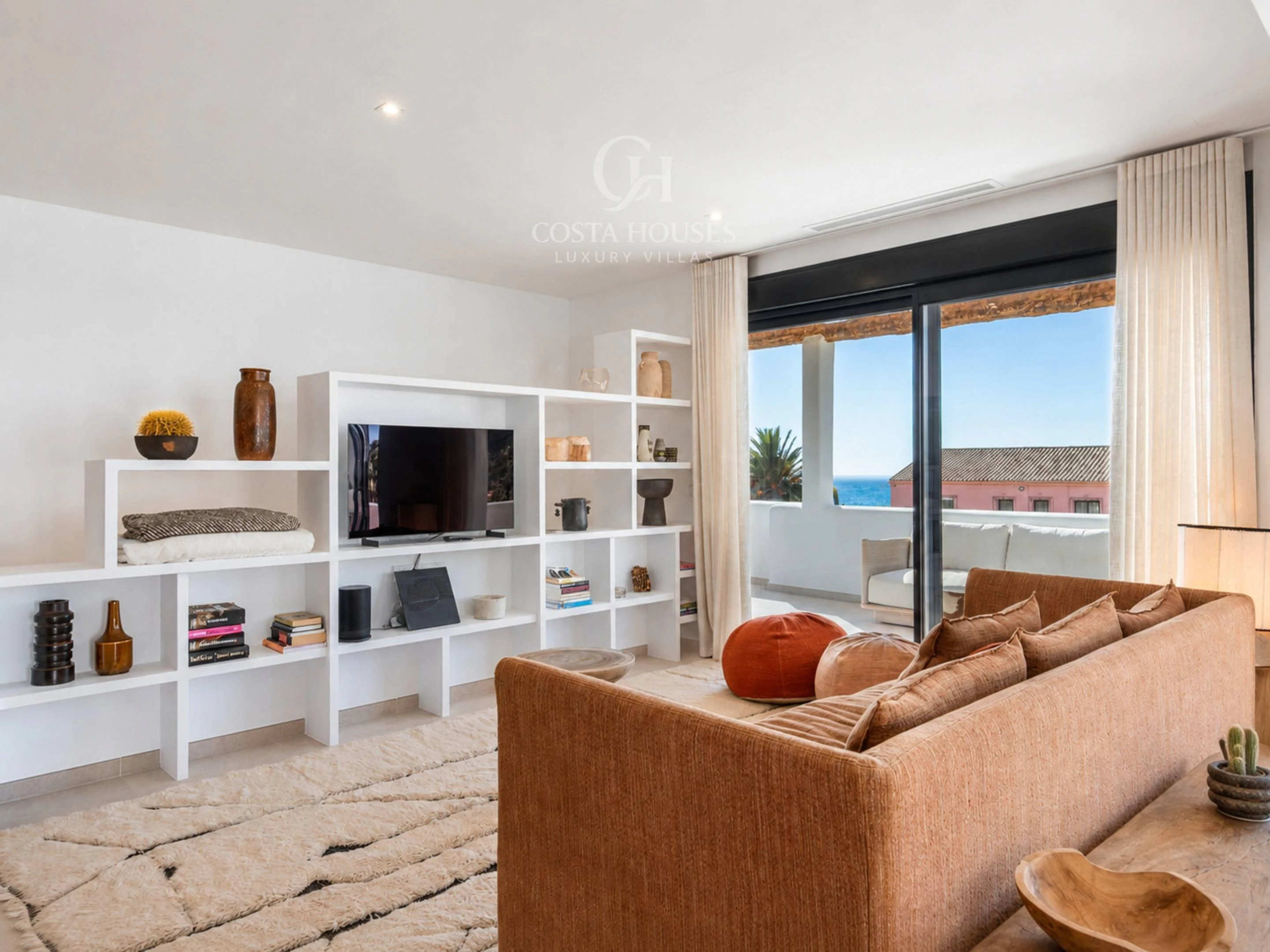 VILLA AZULIA · LUZ IBICENCA Y HORIZONTE MEDITERRANEO EN MORAIRA