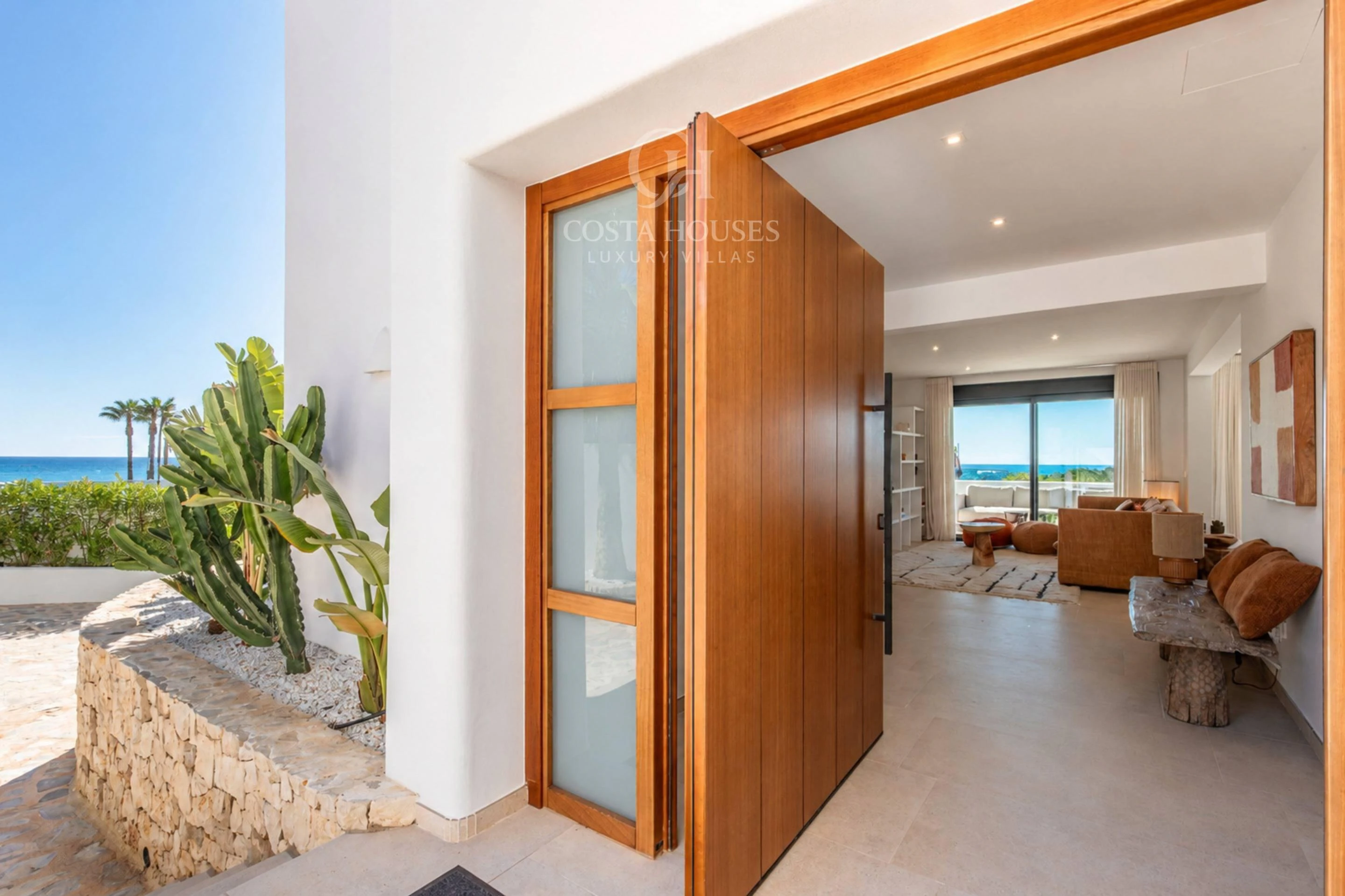 VILLA AZULIA · LUZ IBICENCA Y HORIZONTE MEDITERRANEO EN MORAIRA
