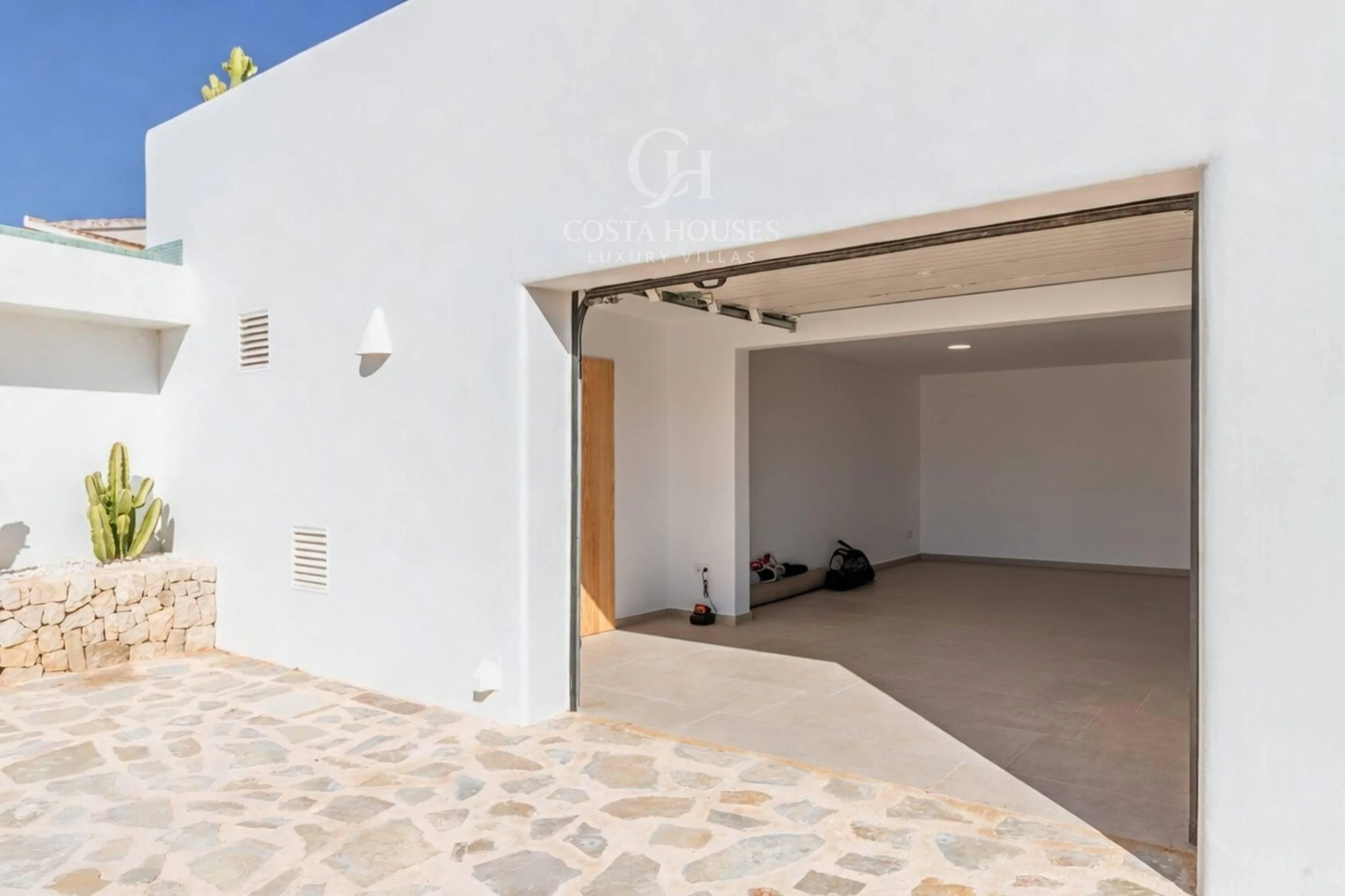 VILLA AZULIA · LUZ IBICENCA Y HORIZONTE MEDITERRANEO EN MORAIRA