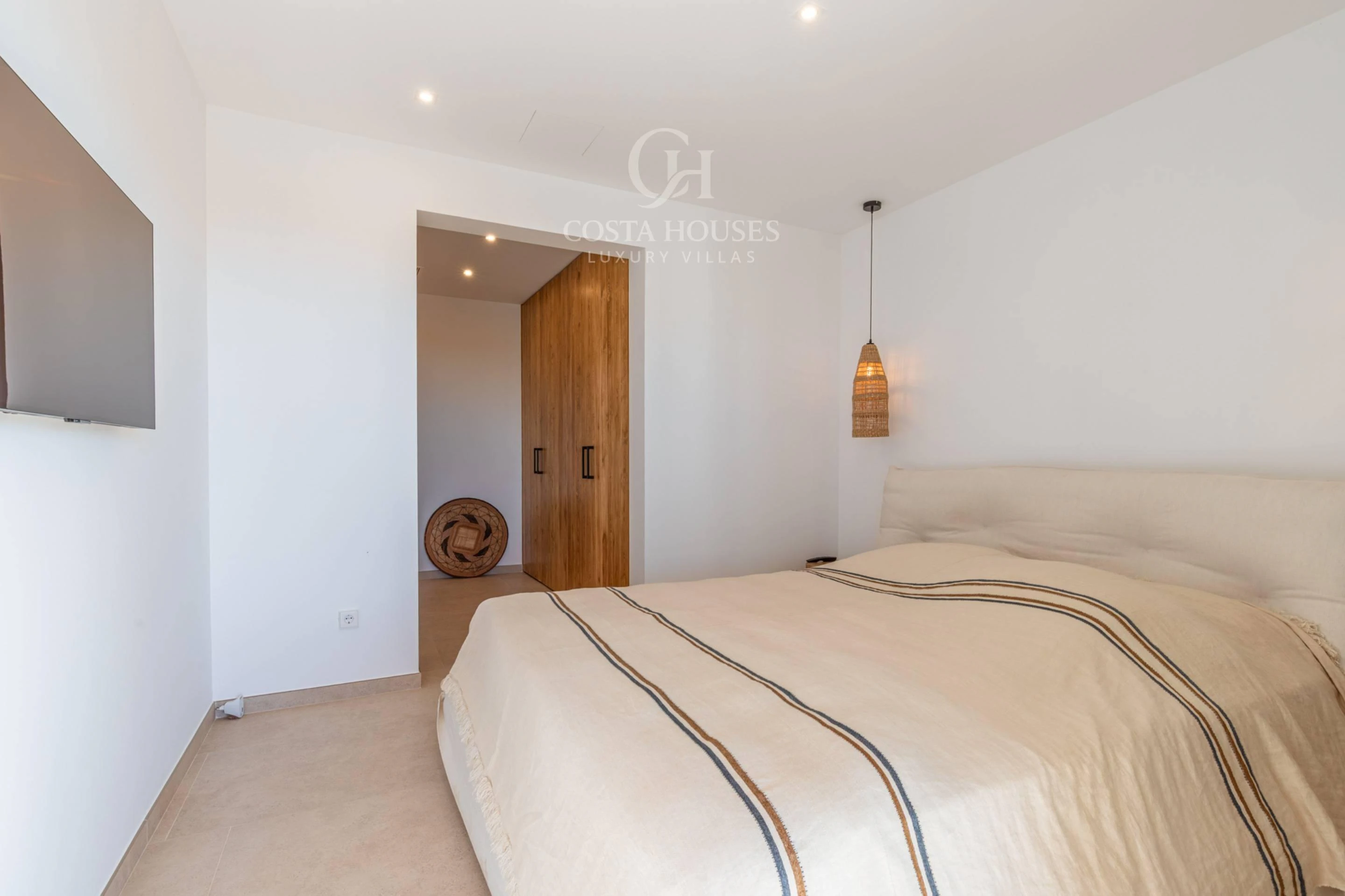 VILLA AZULIA · LUZ IBICENCA Y HORIZONTE MEDITERRANEO EN MORAIRA
