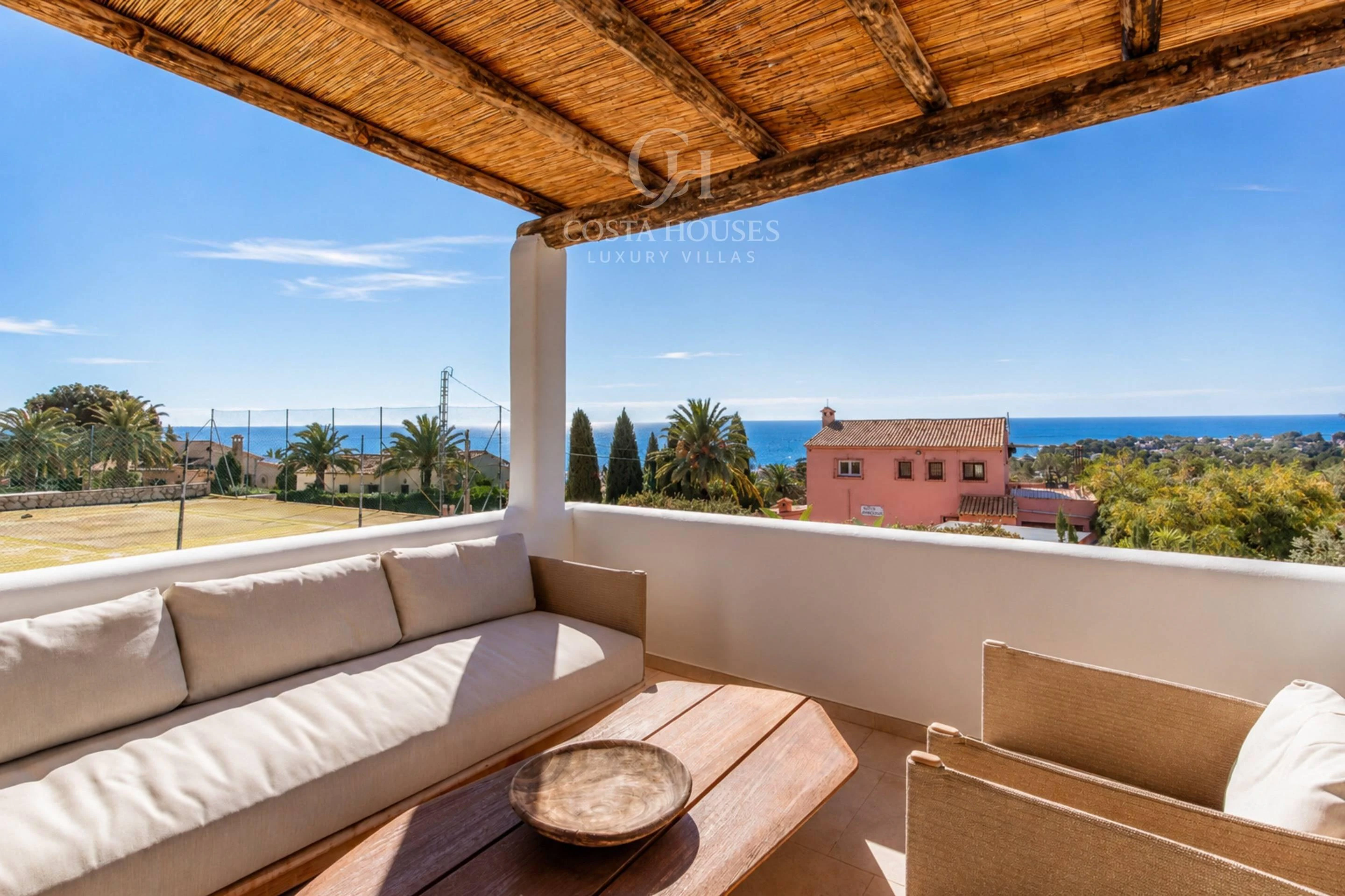 VILLA AZULIA · LUZ IBICENCA Y HORIZONTE MEDITERRANEO EN MORAIRA