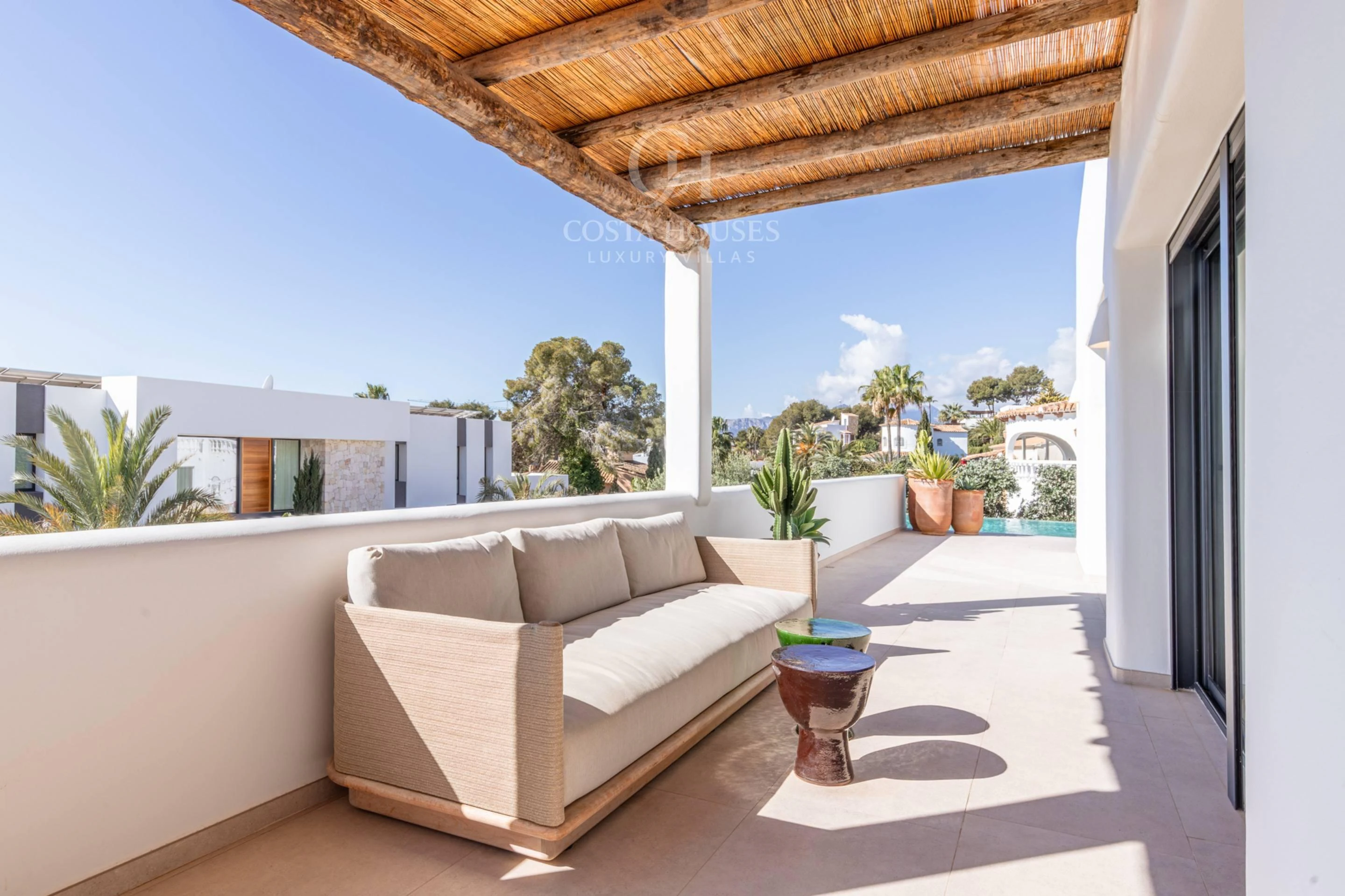 VILLA AZULIA · LUZ IBICENCA Y HORIZONTE MEDITERRANEO EN MORAIRA