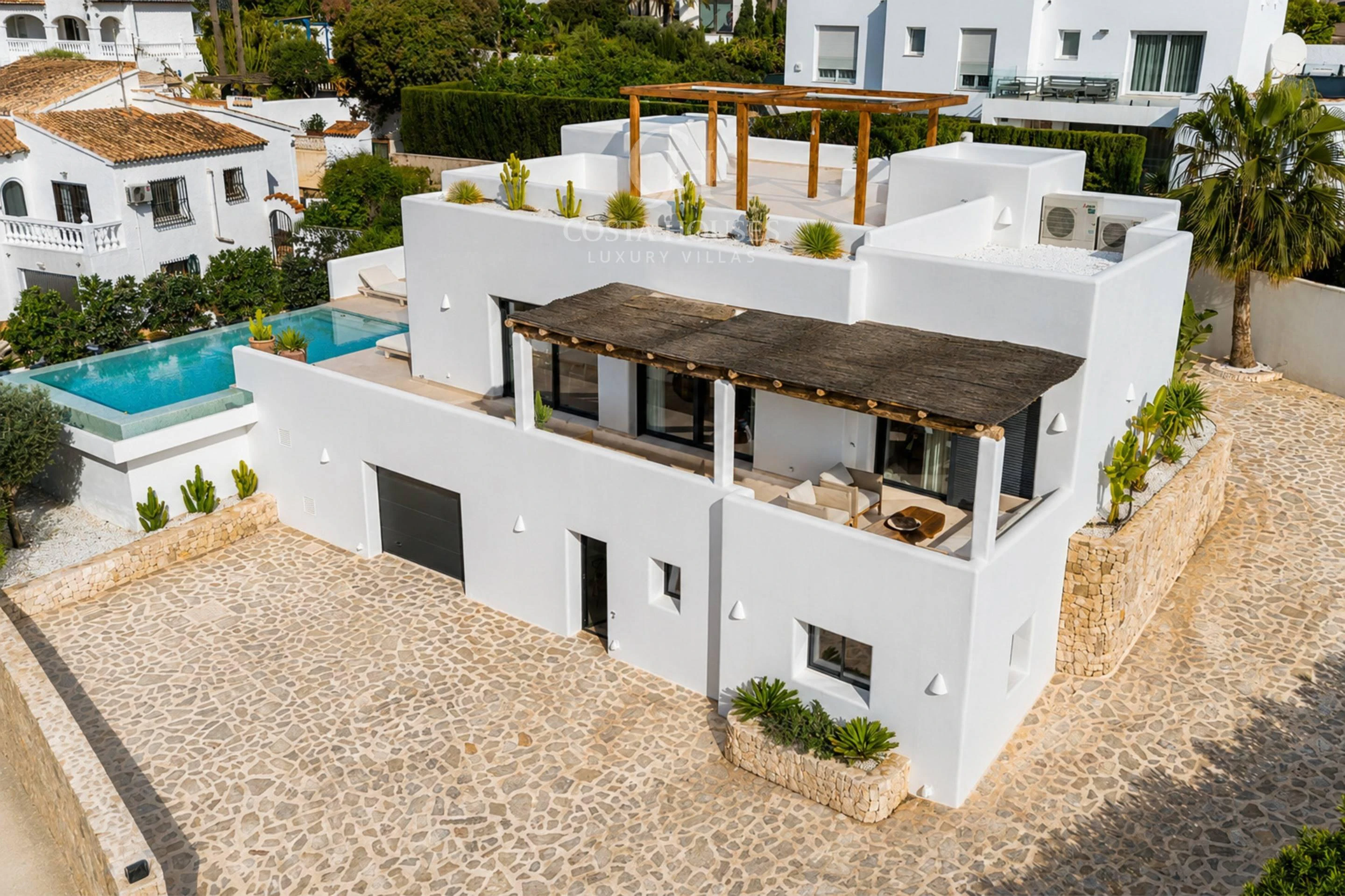 VILLA AZULIA · LUZ IBICENCA Y HORIZONTE MEDITERRANEO EN MORAIRA