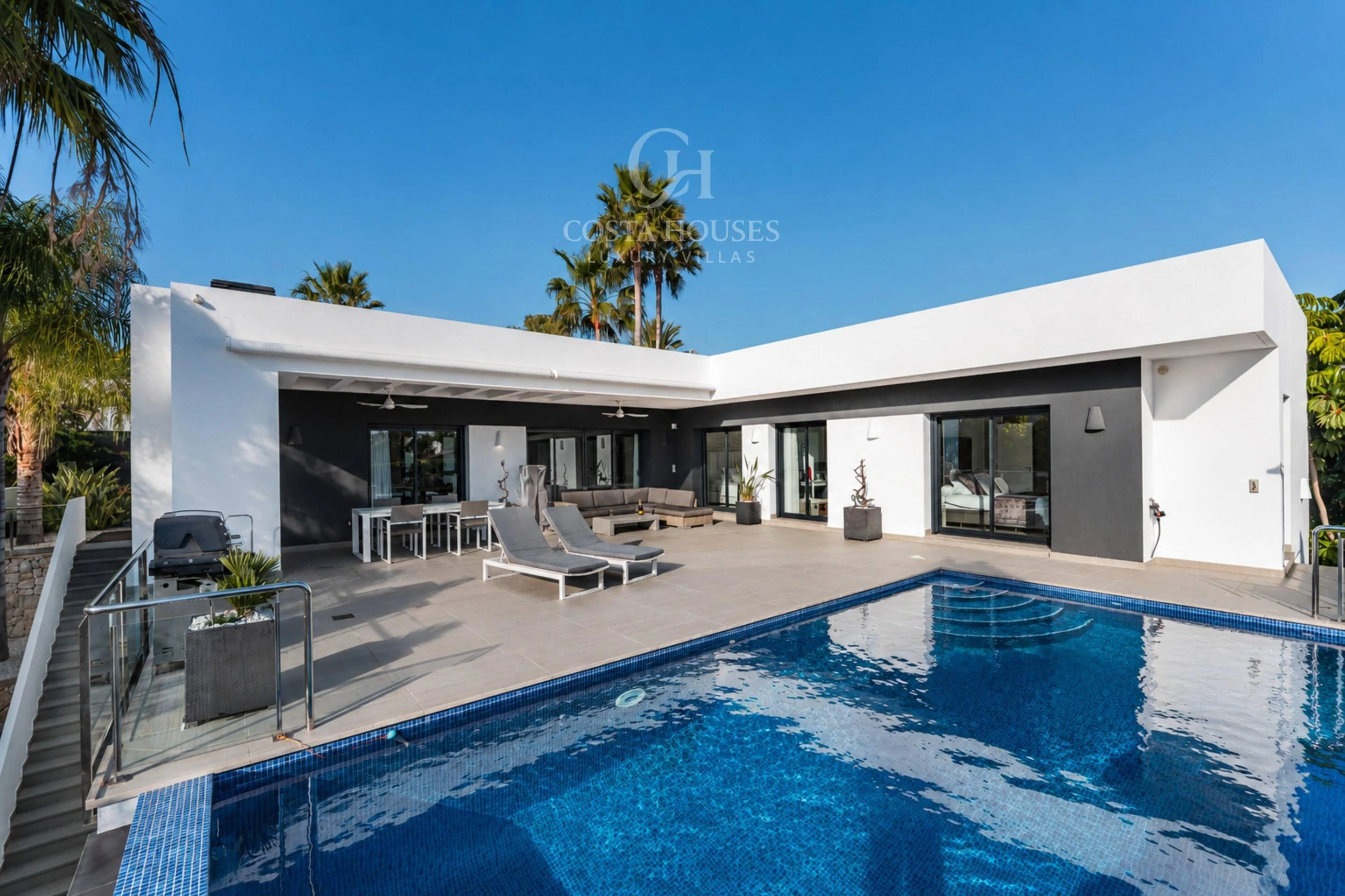 VILLA LUZ DEL SUR · PRIVACIDAD Y DISEÑO CONTEMPORANEO EN SOLPARK MORAIRA