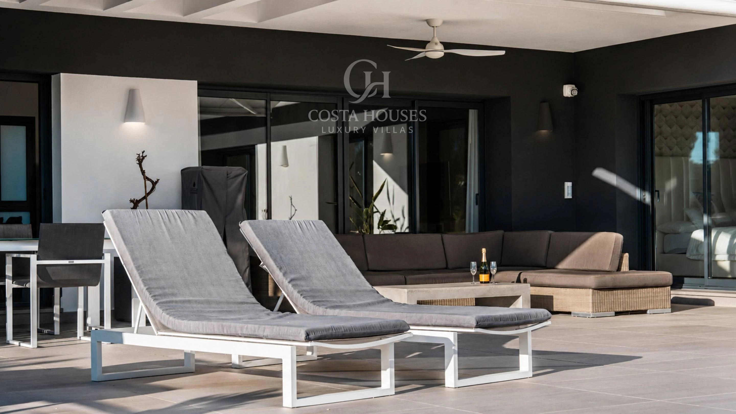 VILLA LUZ DEL SUR · PRIVACIDAD Y DISEÑO CONTEMPORANEO EN SOLPARK MORAIRA