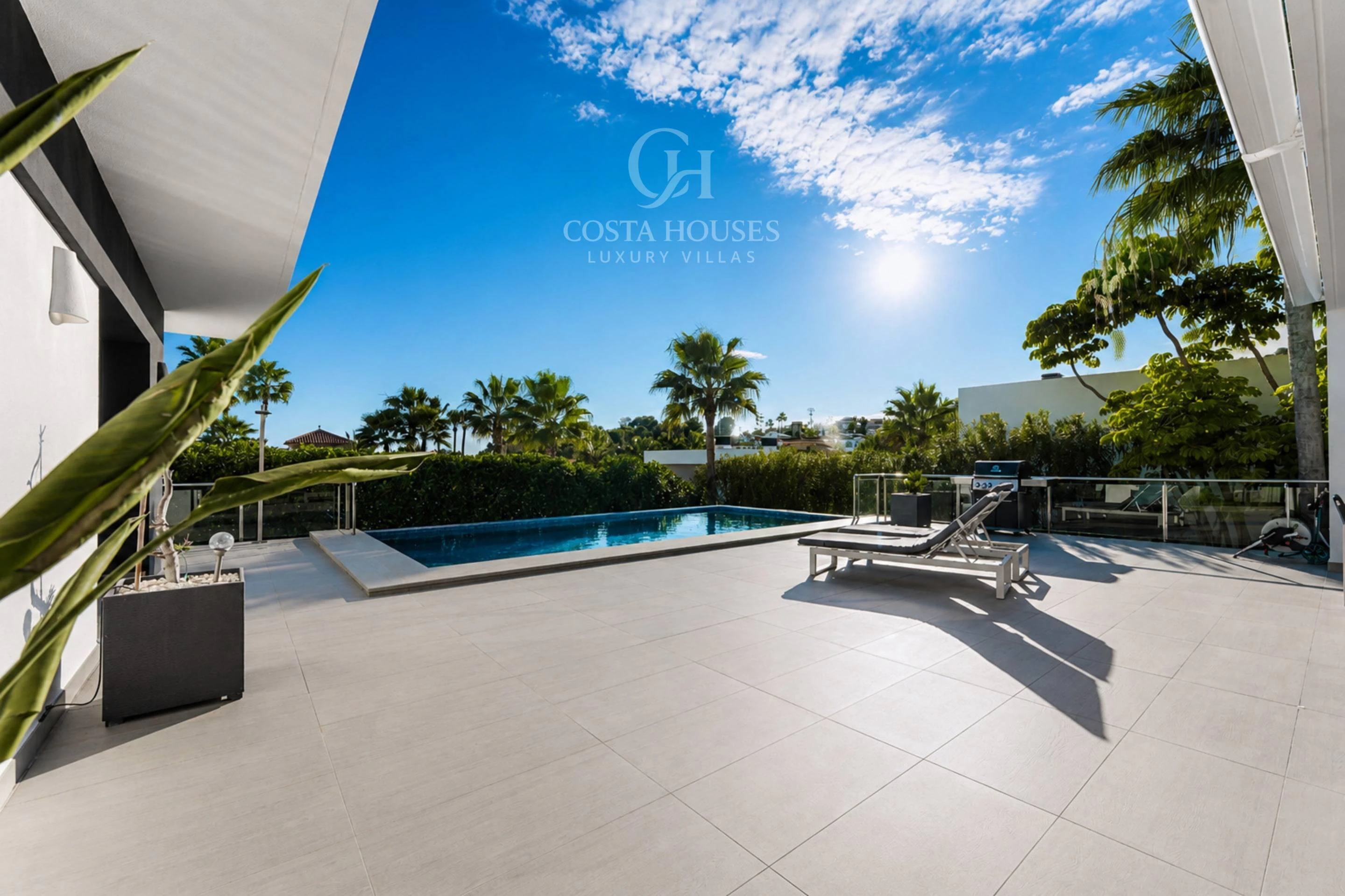 VILLA LUZ DEL SUR · PRIVACIDAD Y DISEÑO CONTEMPORANEO EN SOLPARK MORAIRA