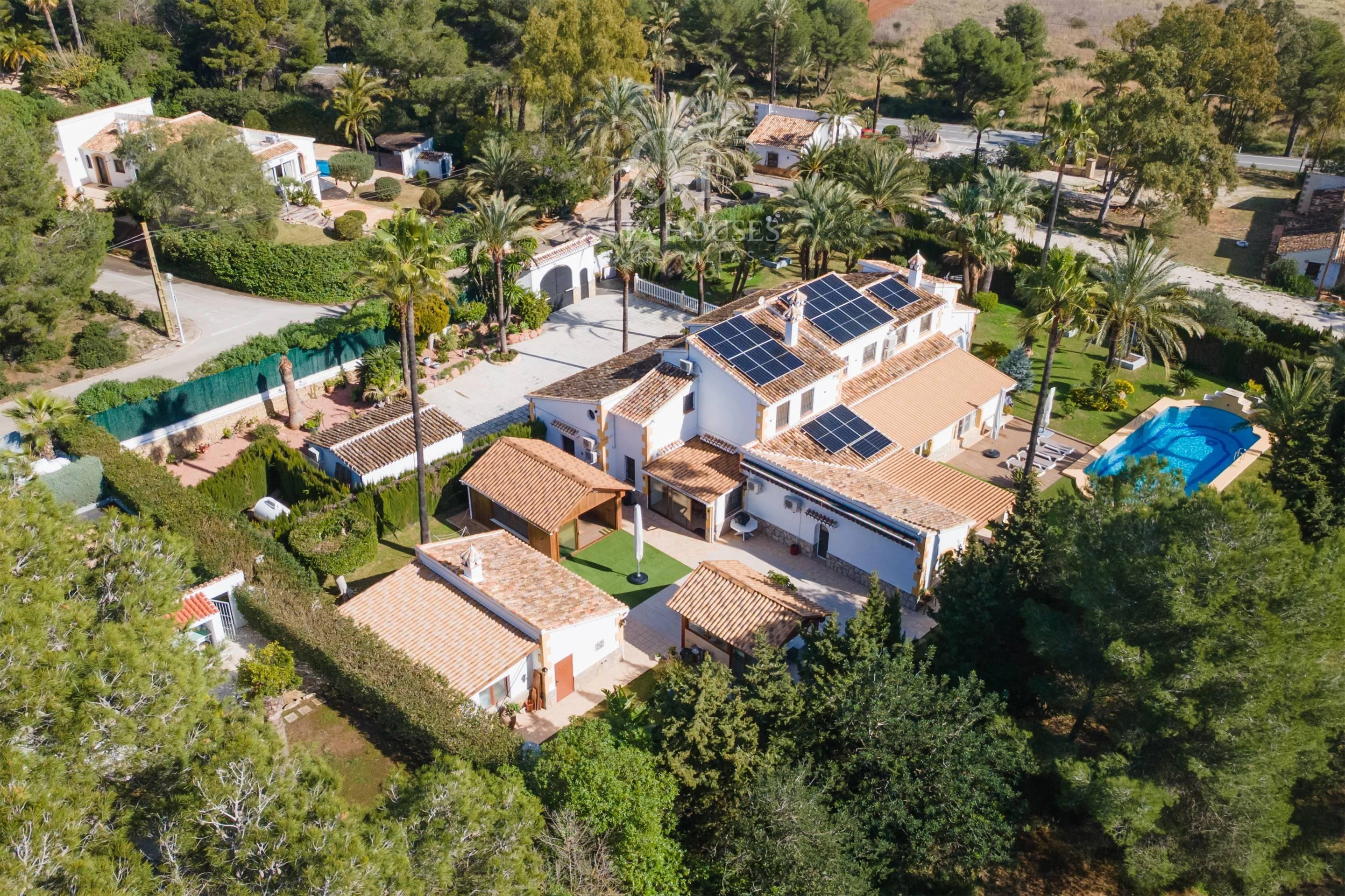 VILLA ALMENDRA · ELEGANCIA MEDITERRÁNEA ENTRE PALMERAS Y JARDINES EN LA LLUCA, JÁVEA