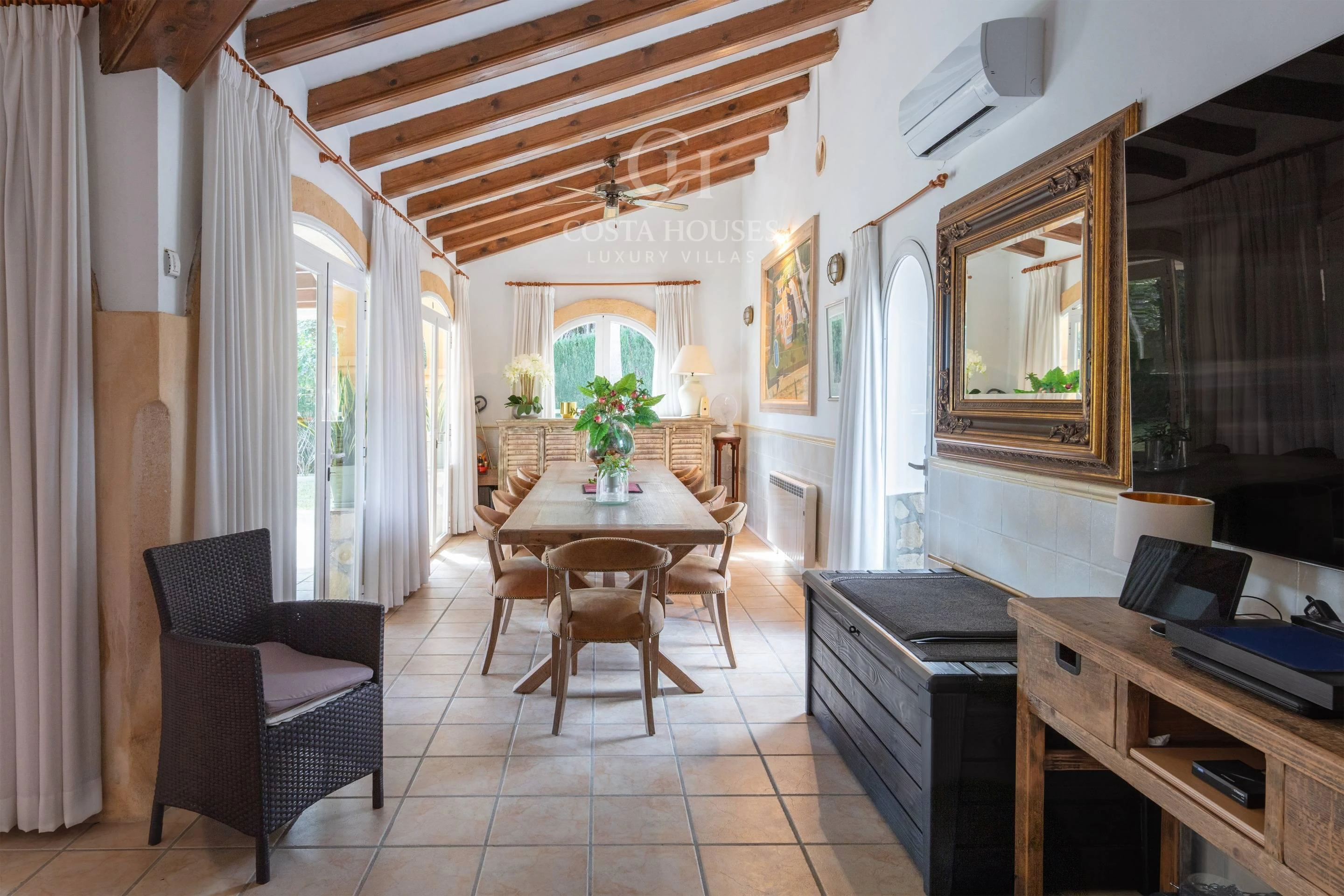 VILLA ALMENDRA · ELEGANCIA MEDITERRÁNEA ENTRE PALMERAS Y JARDINES EN LA LLUCA, JÁVEA