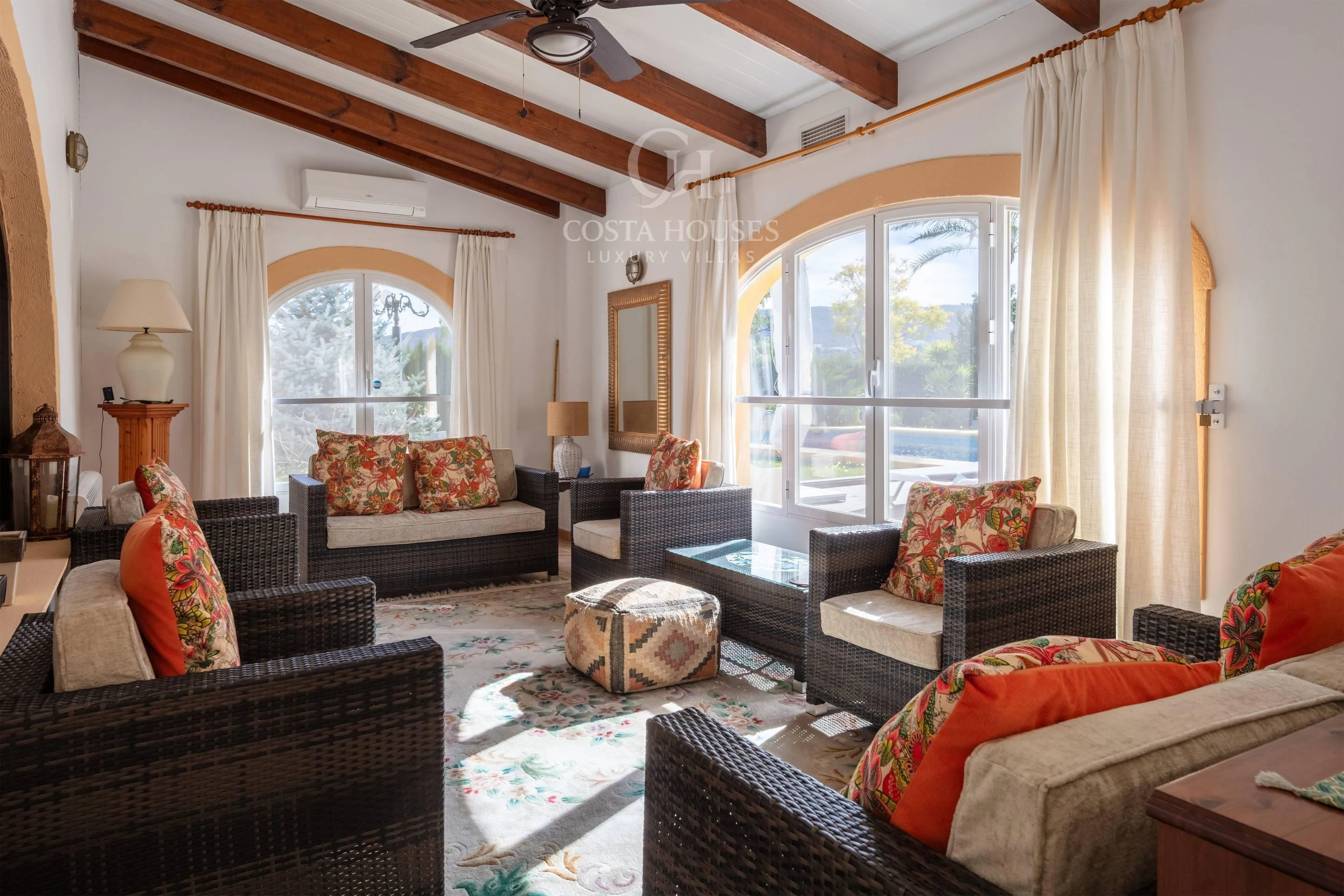 VILLA ALMENDRA · ELEGANCIA MEDITERRÁNEA ENTRE PALMERAS Y JARDINES EN LA LLUCA, JÁVEA