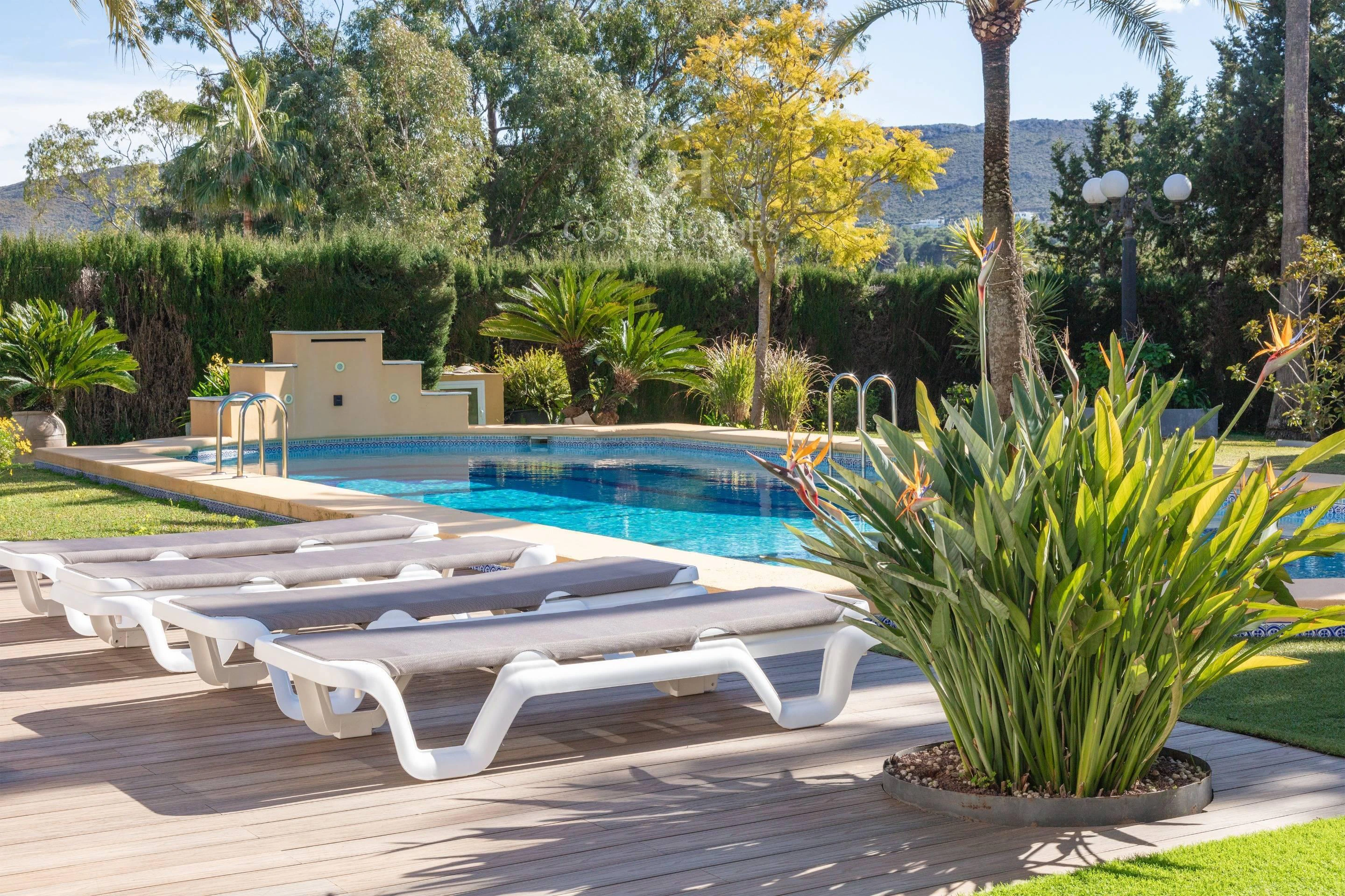 VILLA ALMENDRA · ELEGANCIA MEDITERRÁNEA ENTRE PALMERAS Y JARDINES EN LA LLUCA, JÁVEA