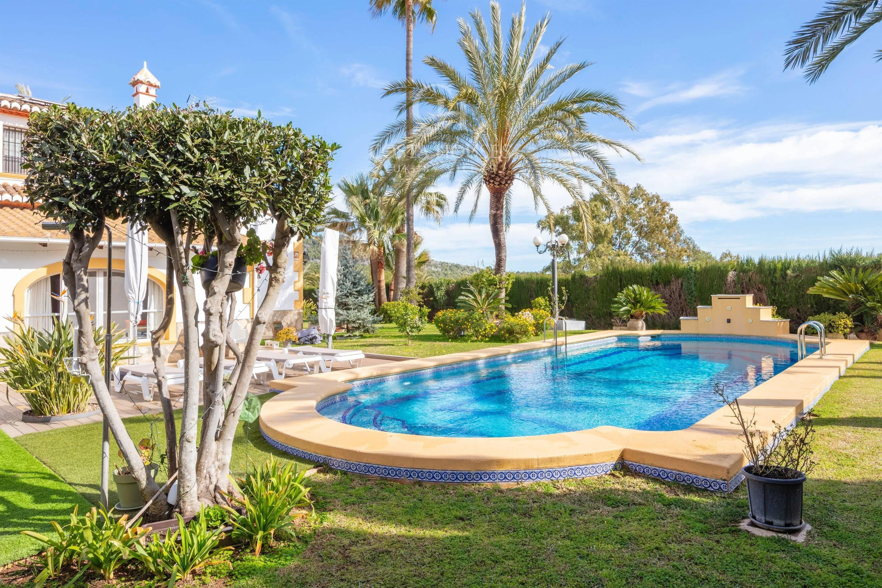 VILLA ALMENDRA · ELEGANCIA MEDITERRÁNEA ENTRE PALMERAS Y JARDINES EN LA LLUCA, JÁVEA