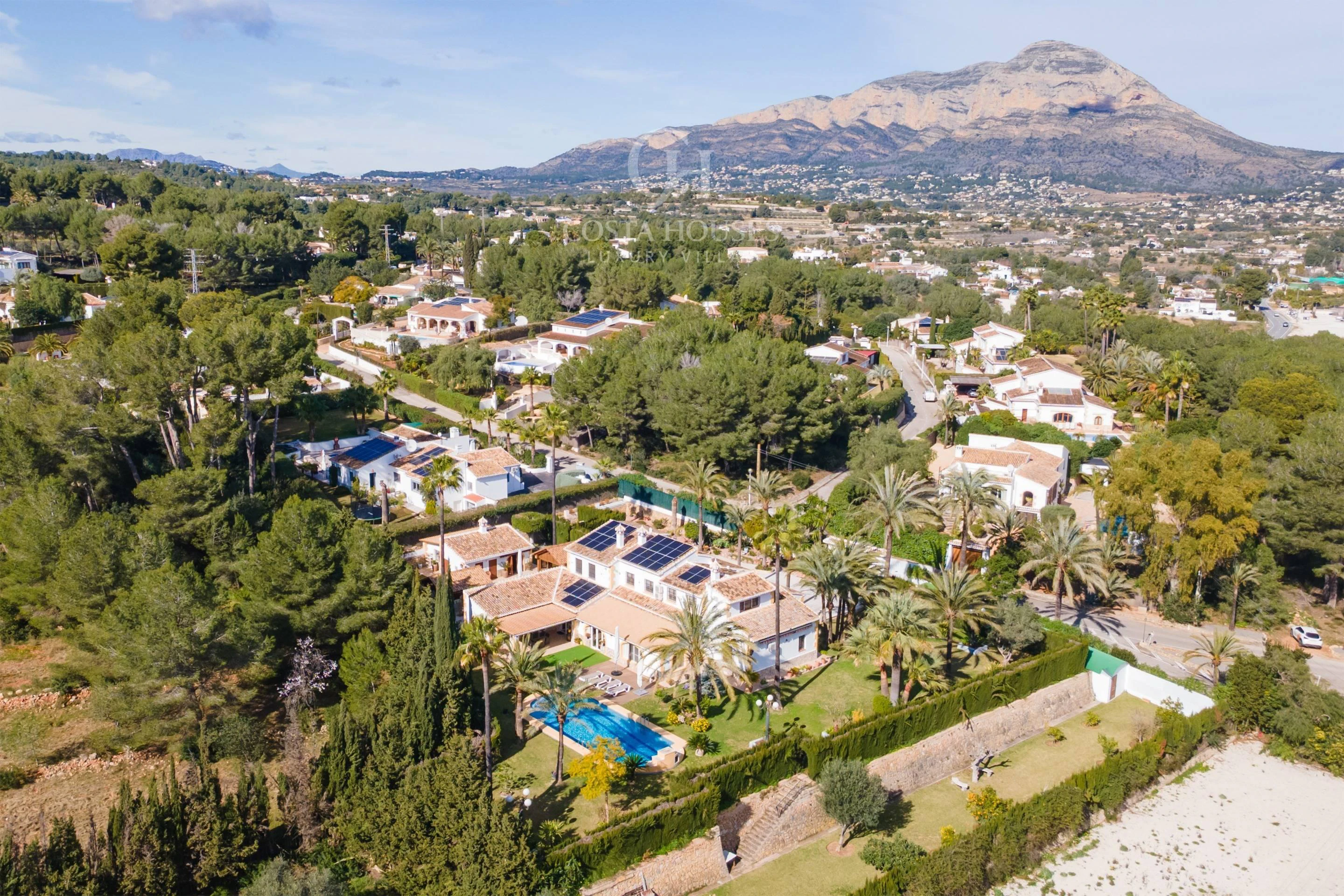 VILLA ALMENDRA · ELEGANCIA MEDITERRÁNEA ENTRE PALMERAS Y JARDINES EN LA LLUCA, JÁVEA