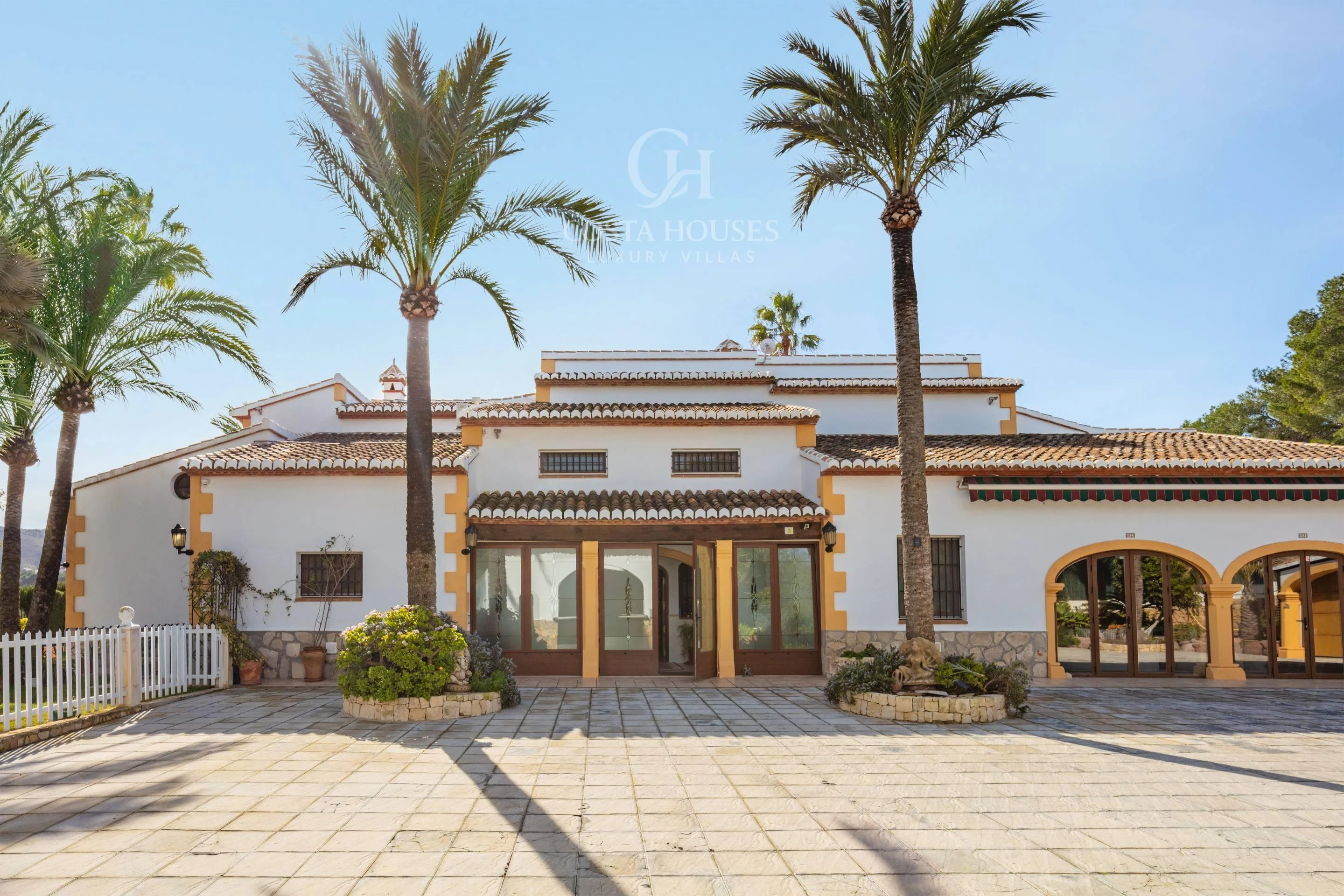VILLA ALMENDRA · ELEGANCIA MEDITERRÁNEA ENTRE PALMERAS Y JARDINES EN LA LLUCA, JÁVEA