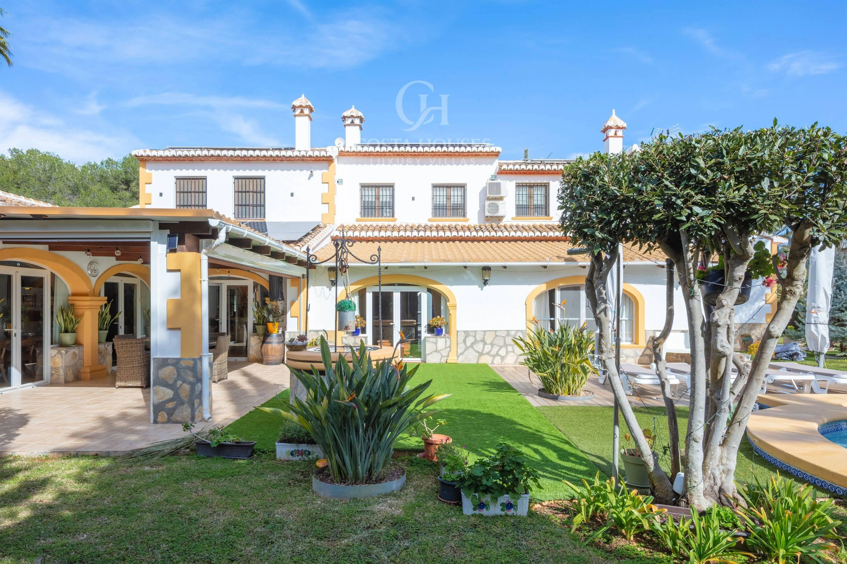 VILLA ALMENDRA · ELEGANCIA MEDITERRÁNEA ENTRE PALMERAS Y JARDINES EN LA LLUCA, JÁVEA