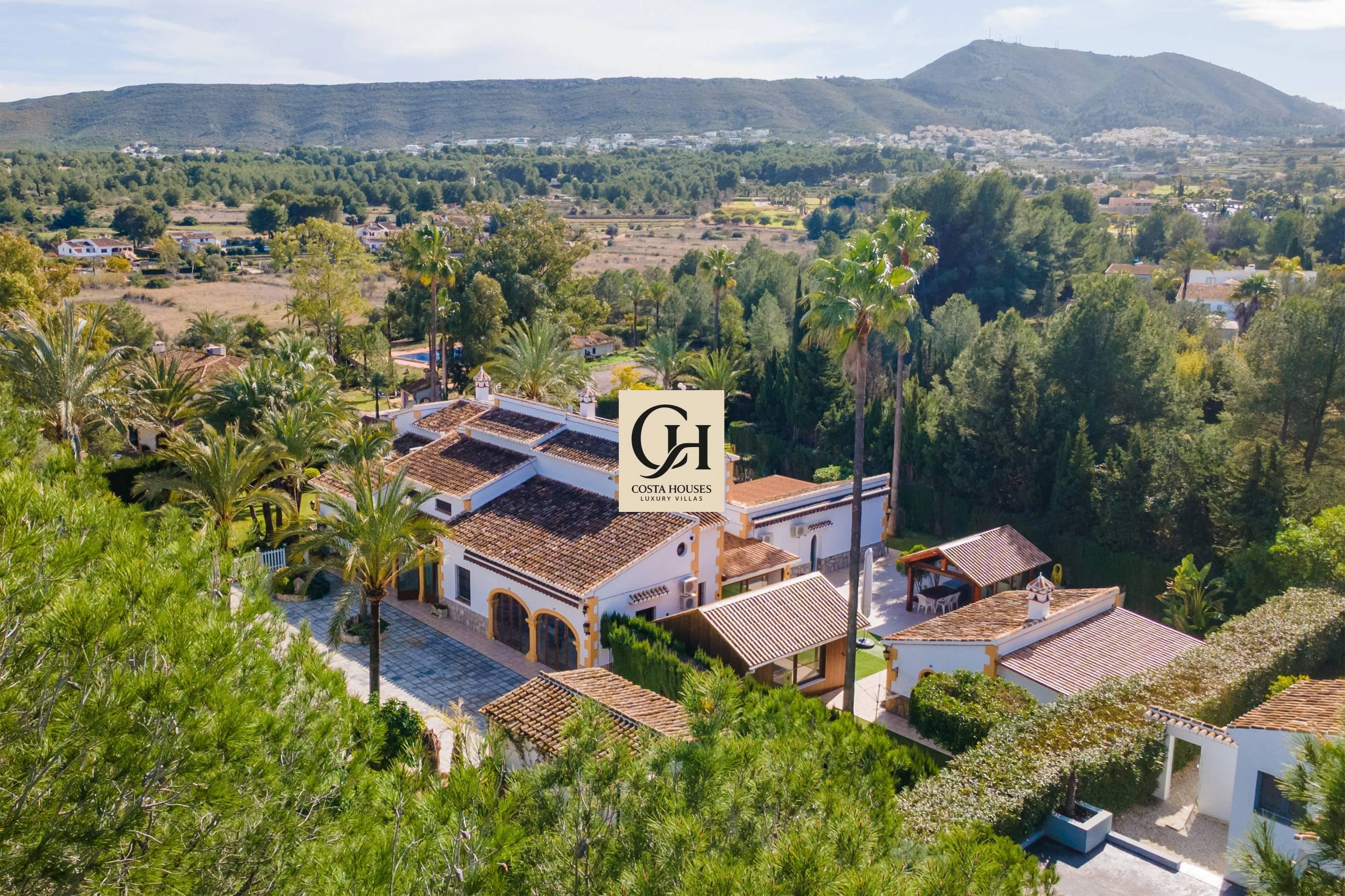 VILLA ALMENDRA · ELEGANCIA MEDITERRÁNEA ENTRE PALMERAS Y JARDINES EN LA LLUCA, JÁVEA