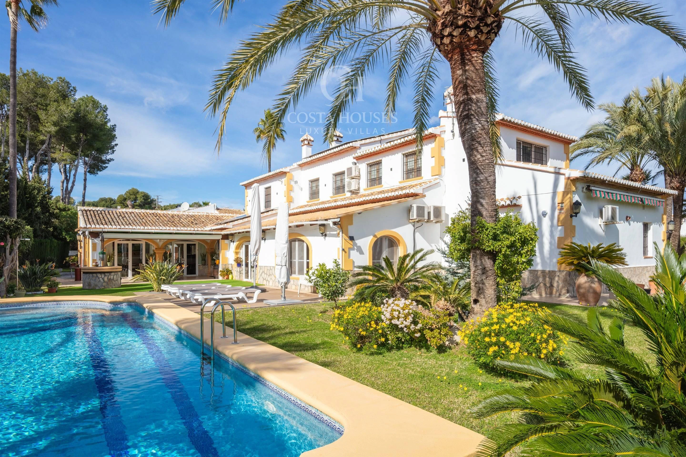 VILLA ALMENDRA · ELEGANCIA MEDITERRÁNEA ENTRE PALMERAS Y JARDINES EN LA LLUCA, JÁVEA