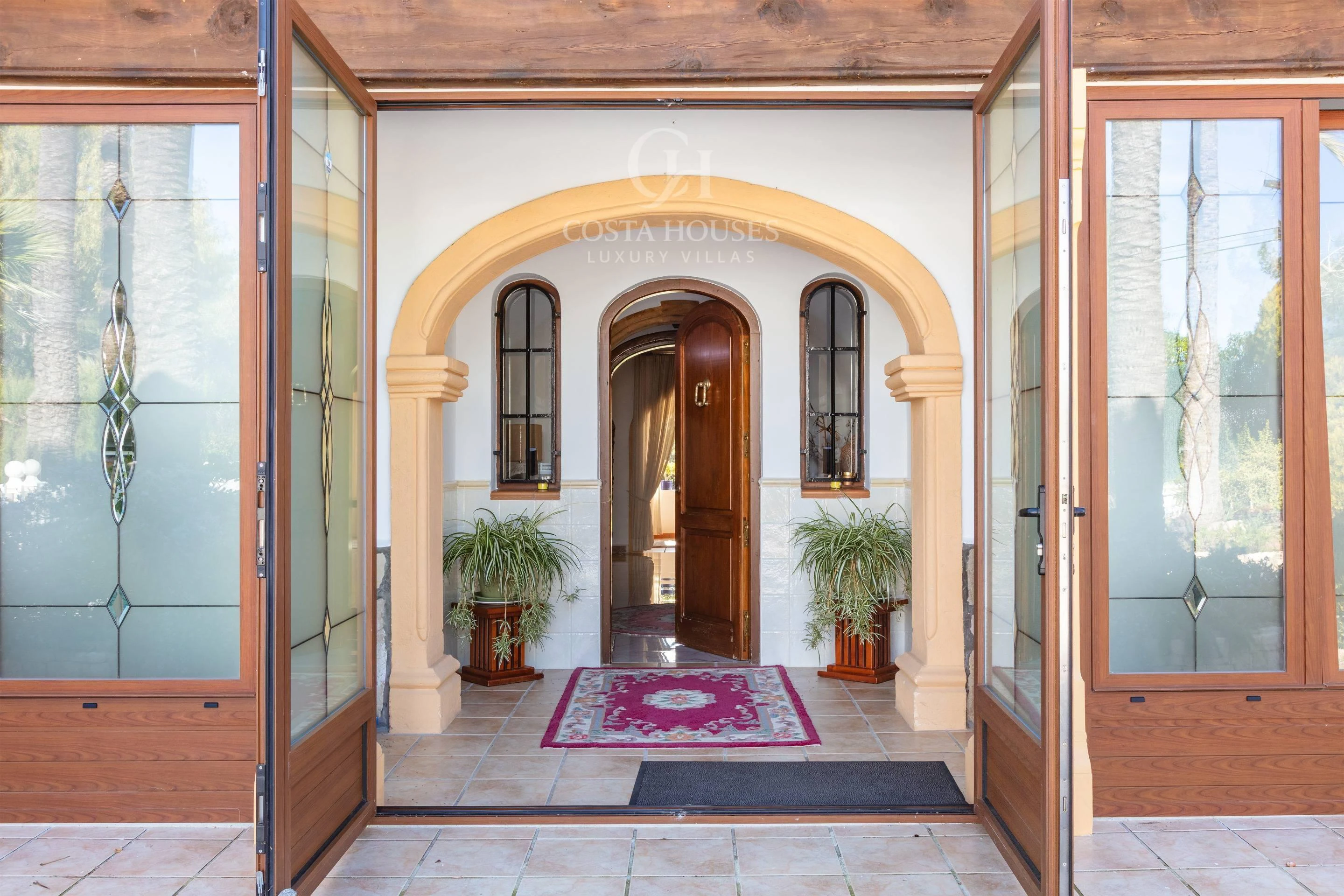 VILLA ALMENDRA · ELEGANCIA MEDITERRÁNEA ENTRE PALMERAS Y JARDINES EN LA LLUCA, JÁVEA
