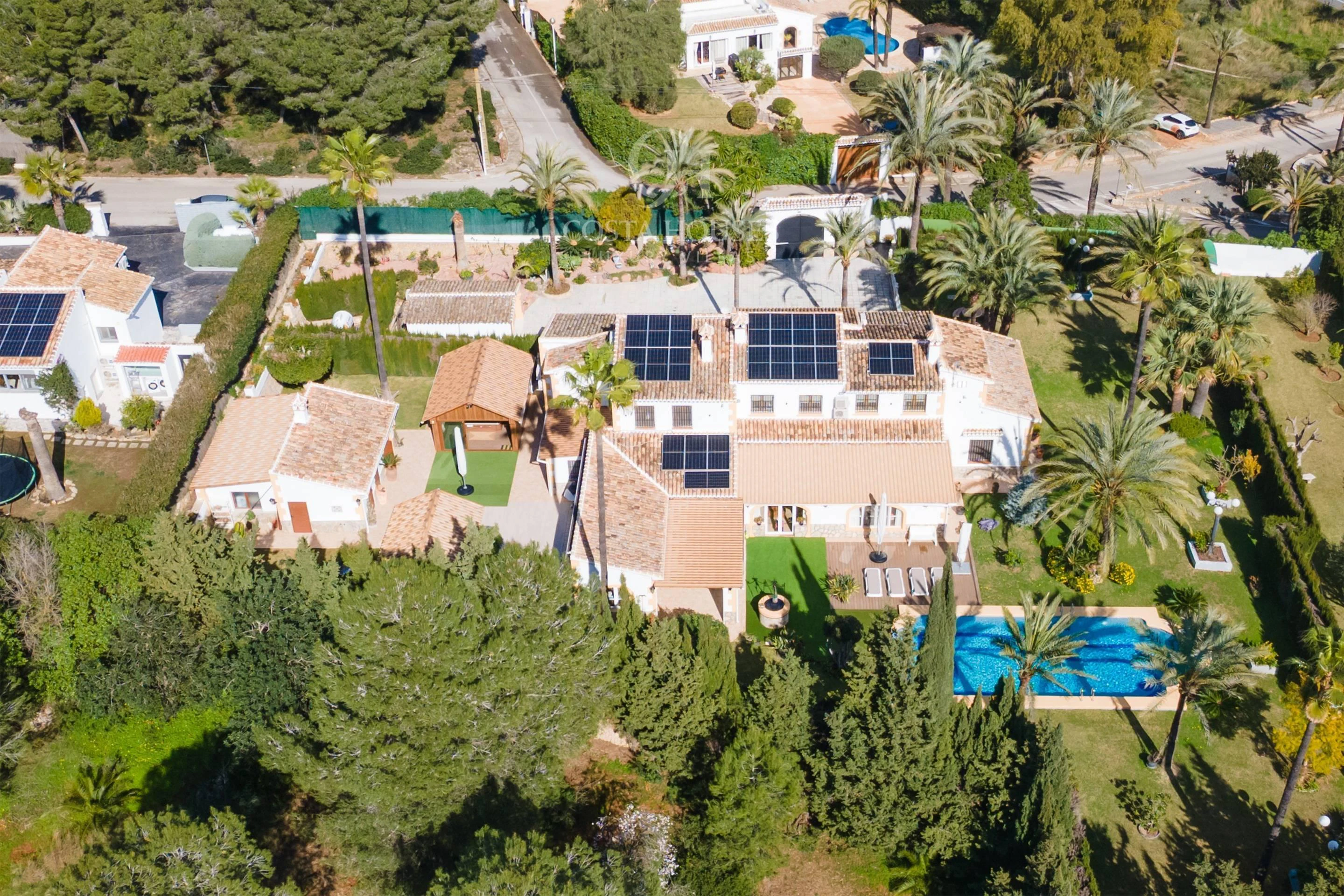 VILLA ALMENDRA · ELEGANCIA MEDITERRÁNEA ENTRE PALMERAS Y JARDINES EN LA LLUCA, JÁVEA