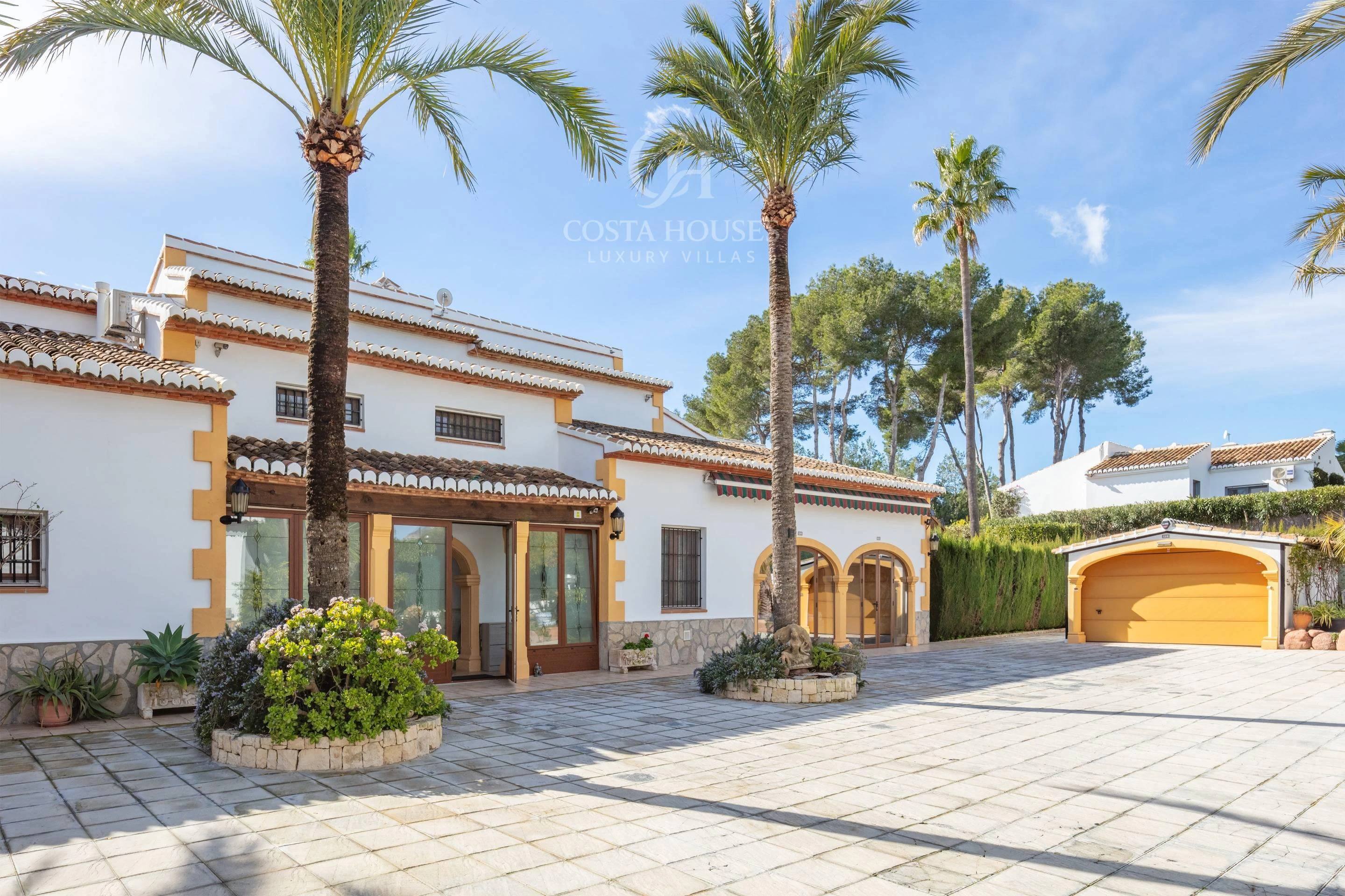 VILLA ALMENDRA · ELEGANCIA MEDITERRÁNEA ENTRE PALMERAS Y JARDINES EN LA LLUCA, JÁVEA
