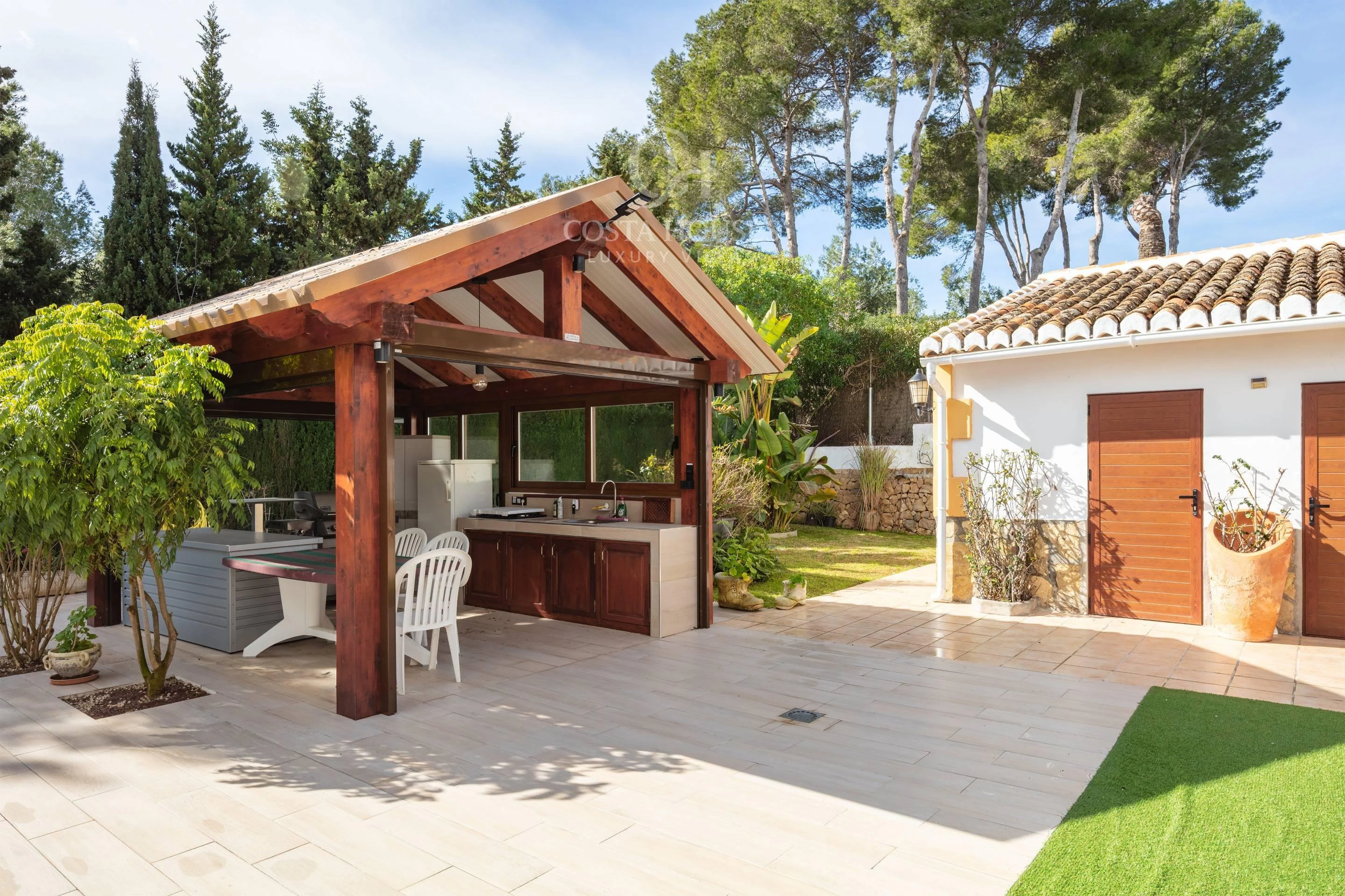 VILLA ALMENDRA · ELEGANCIA MEDITERRÁNEA ENTRE PALMERAS Y JARDINES EN LA LLUCA, JÁVEA