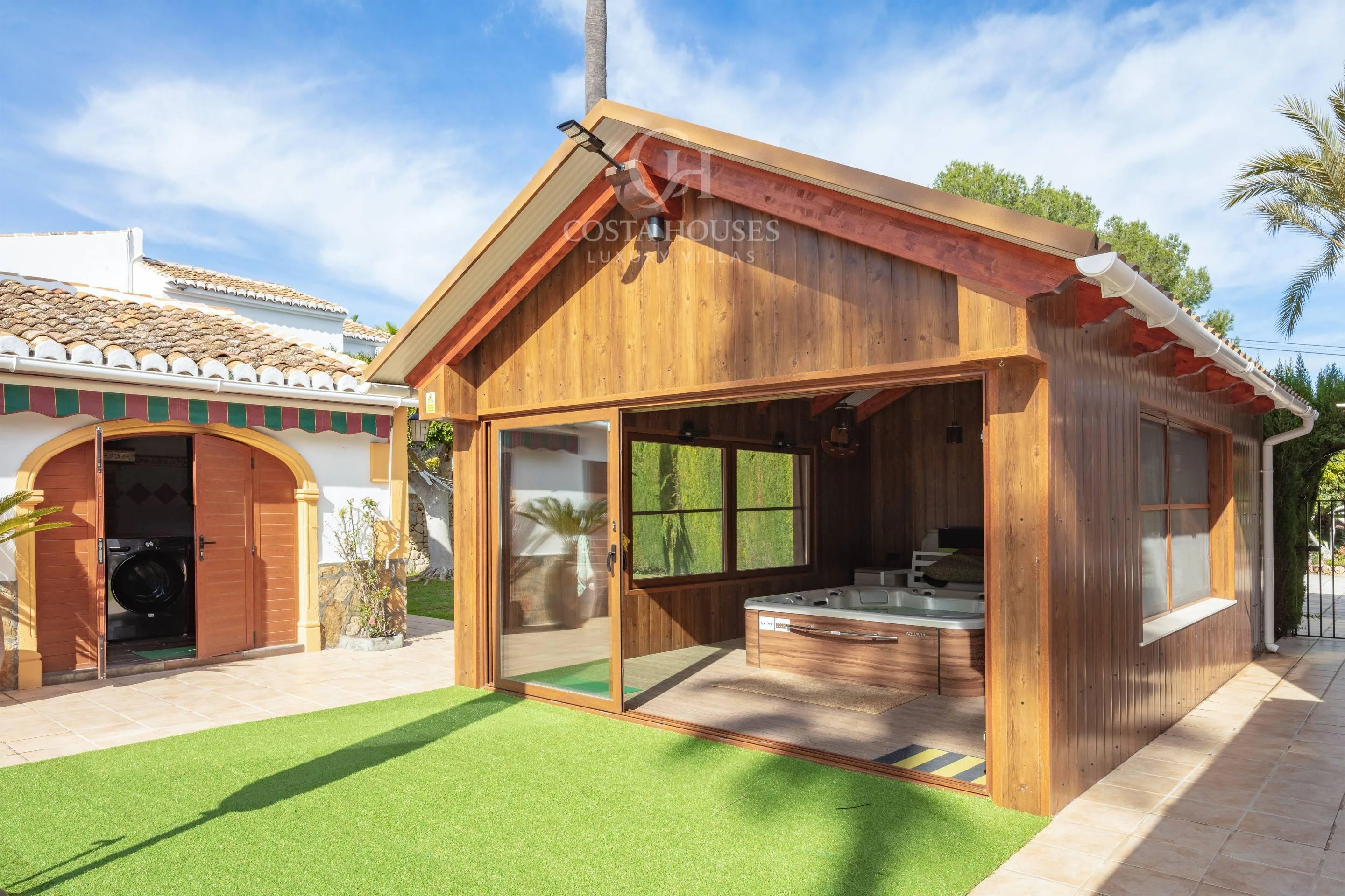 VILLA ALMENDRA · ELEGANCIA MEDITERRÁNEA ENTRE PALMERAS Y JARDINES EN LA LLUCA, JÁVEA