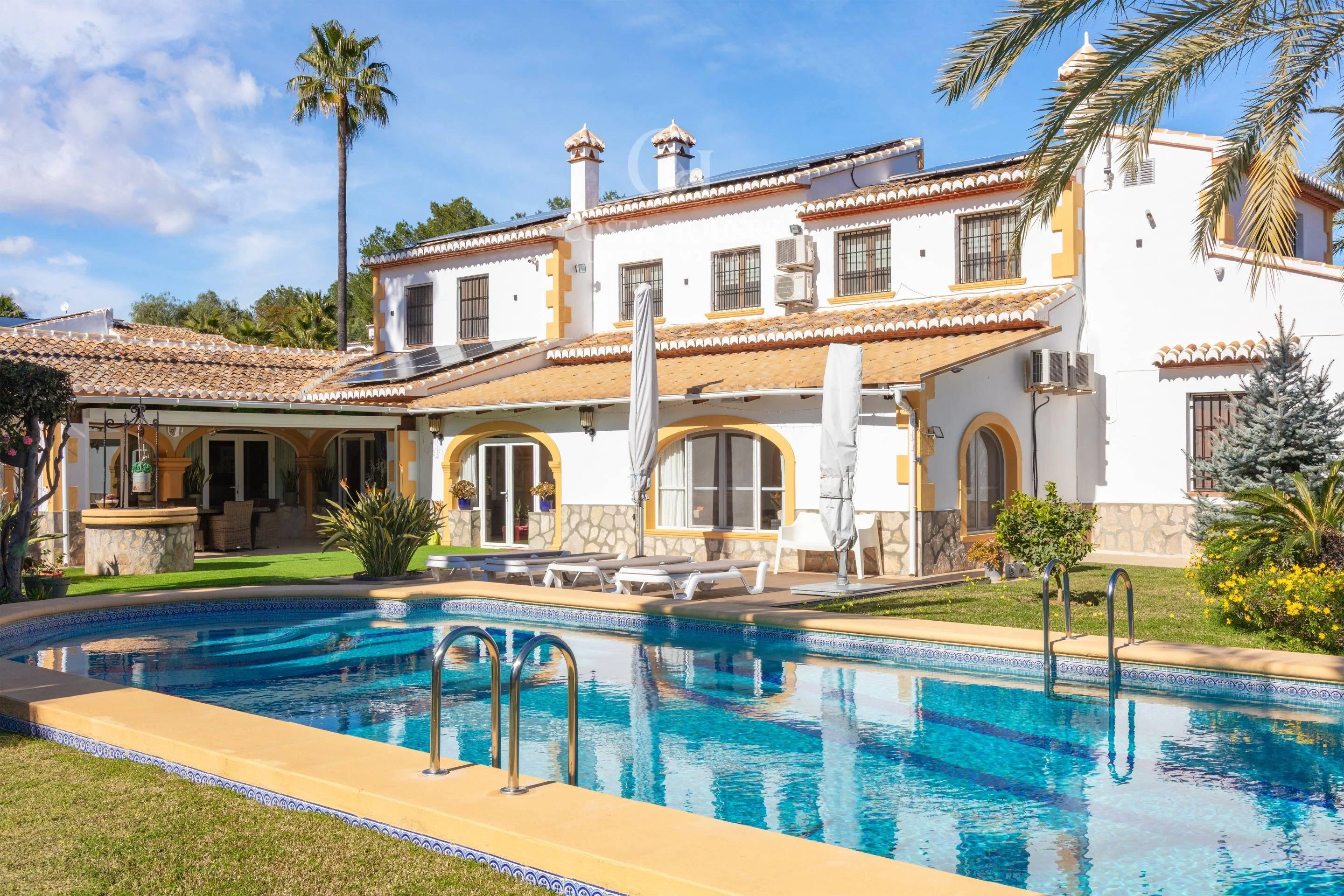 VILLA ALMENDRA · ELEGANCIA MEDITERRÁNEA ENTRE PALMERAS Y JARDINES EN LA LLUCA, JÁVEA