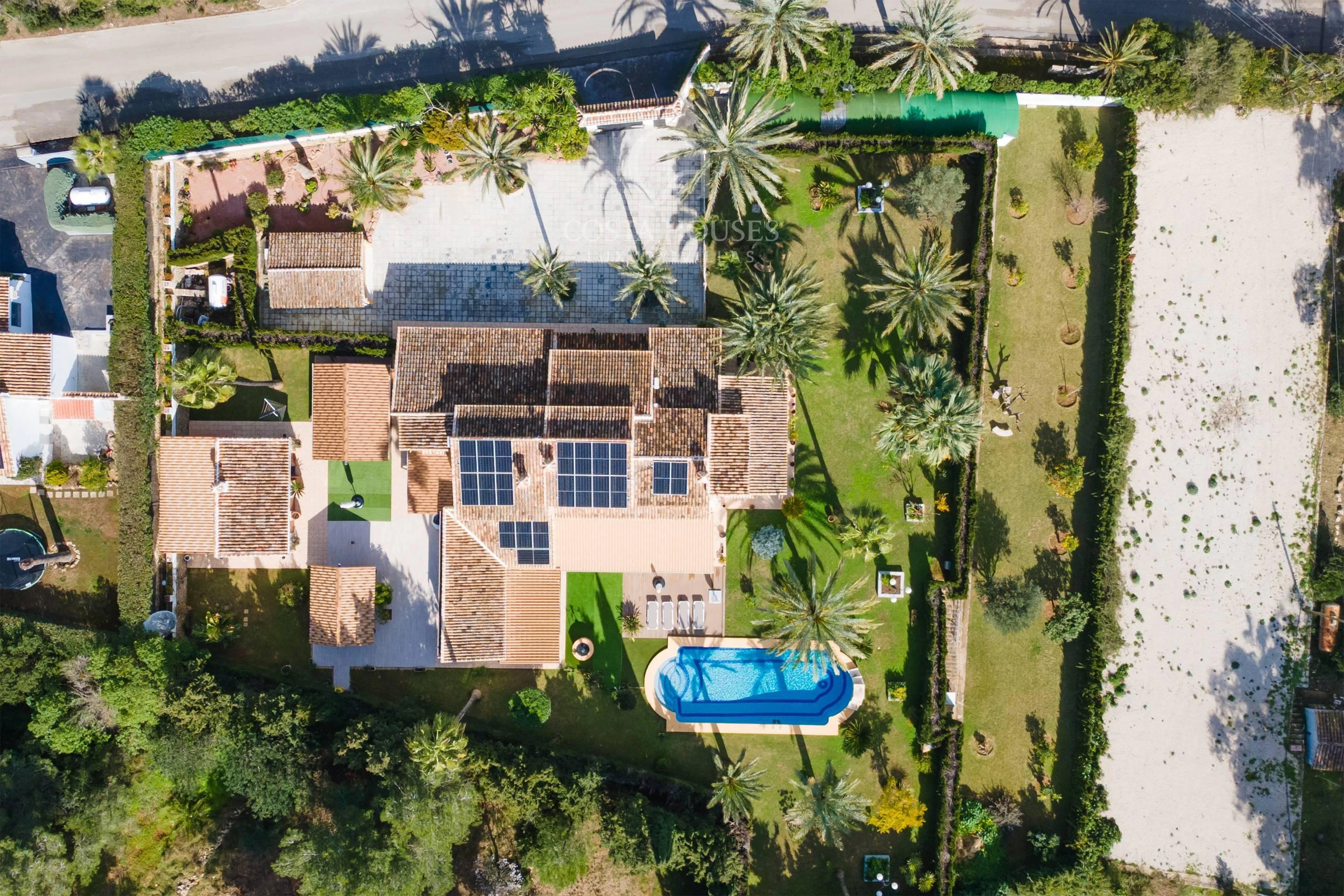 VILLA ALMENDRA · ELEGANCIA MEDITERRÁNEA ENTRE PALMERAS Y JARDINES EN LA LLUCA, JÁVEA
