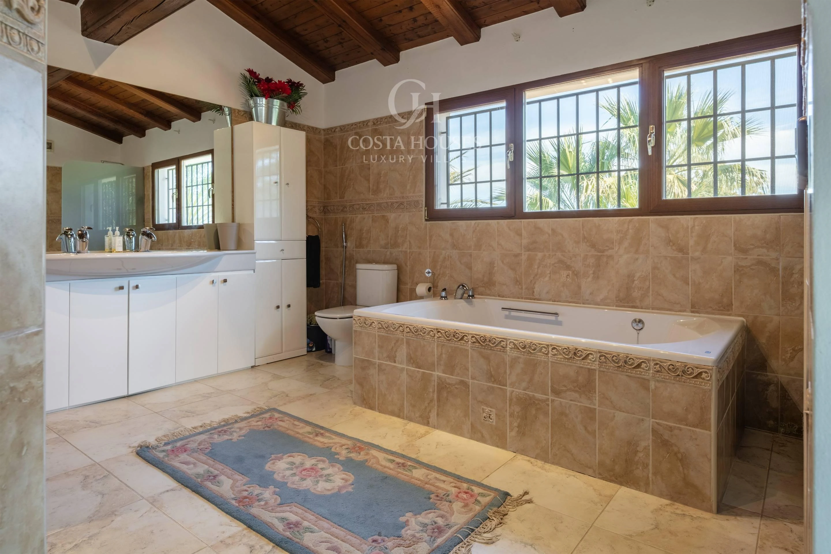 VILLA ALMENDRA · ELEGANCIA MEDITERRÁNEA ENTRE PALMERAS Y JARDINES EN LA LLUCA, JÁVEA