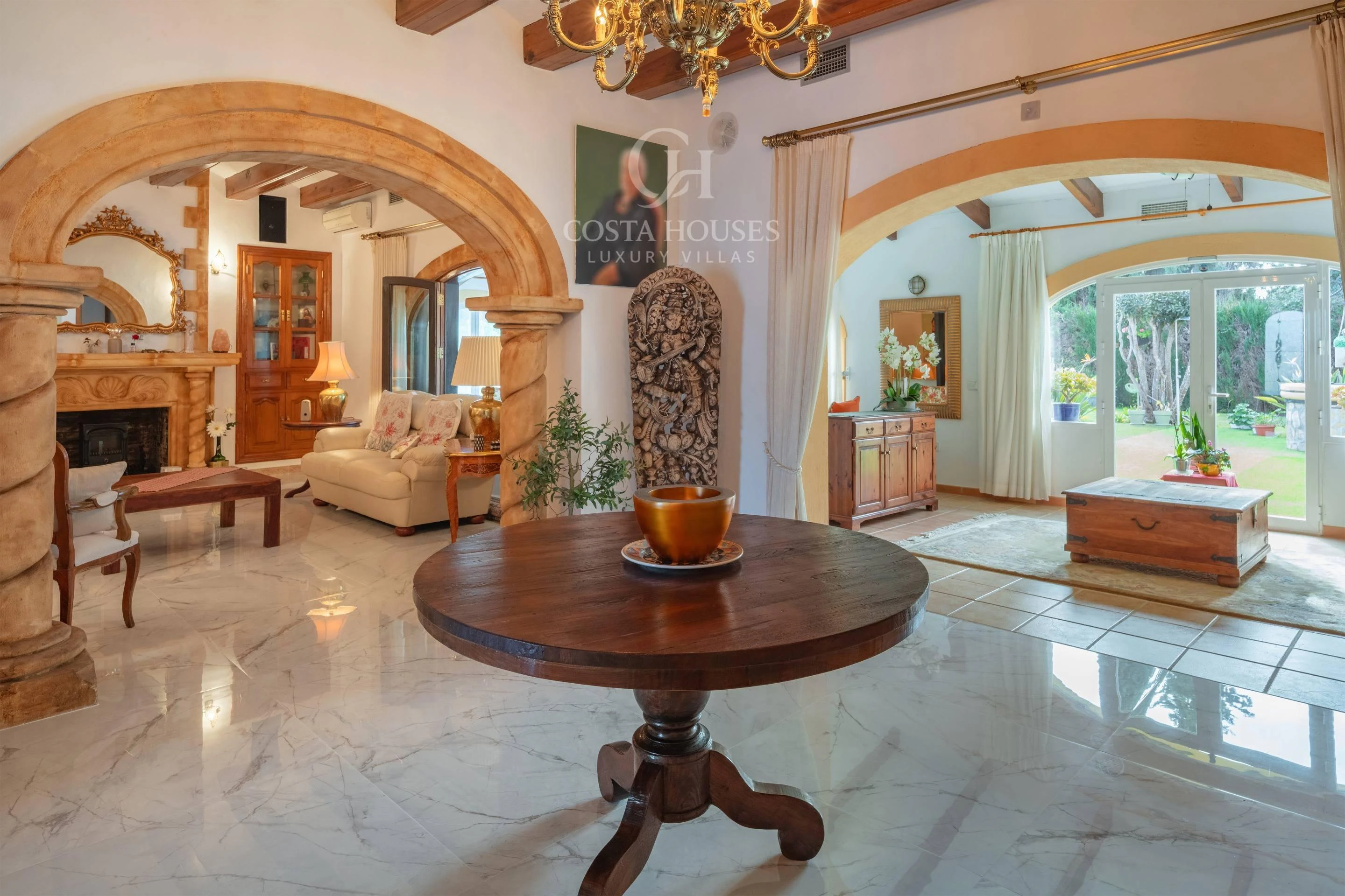 VILLA ALMENDRA · ELEGANCIA MEDITERRÁNEA ENTRE PALMERAS Y JARDINES EN LA LLUCA, JÁVEA