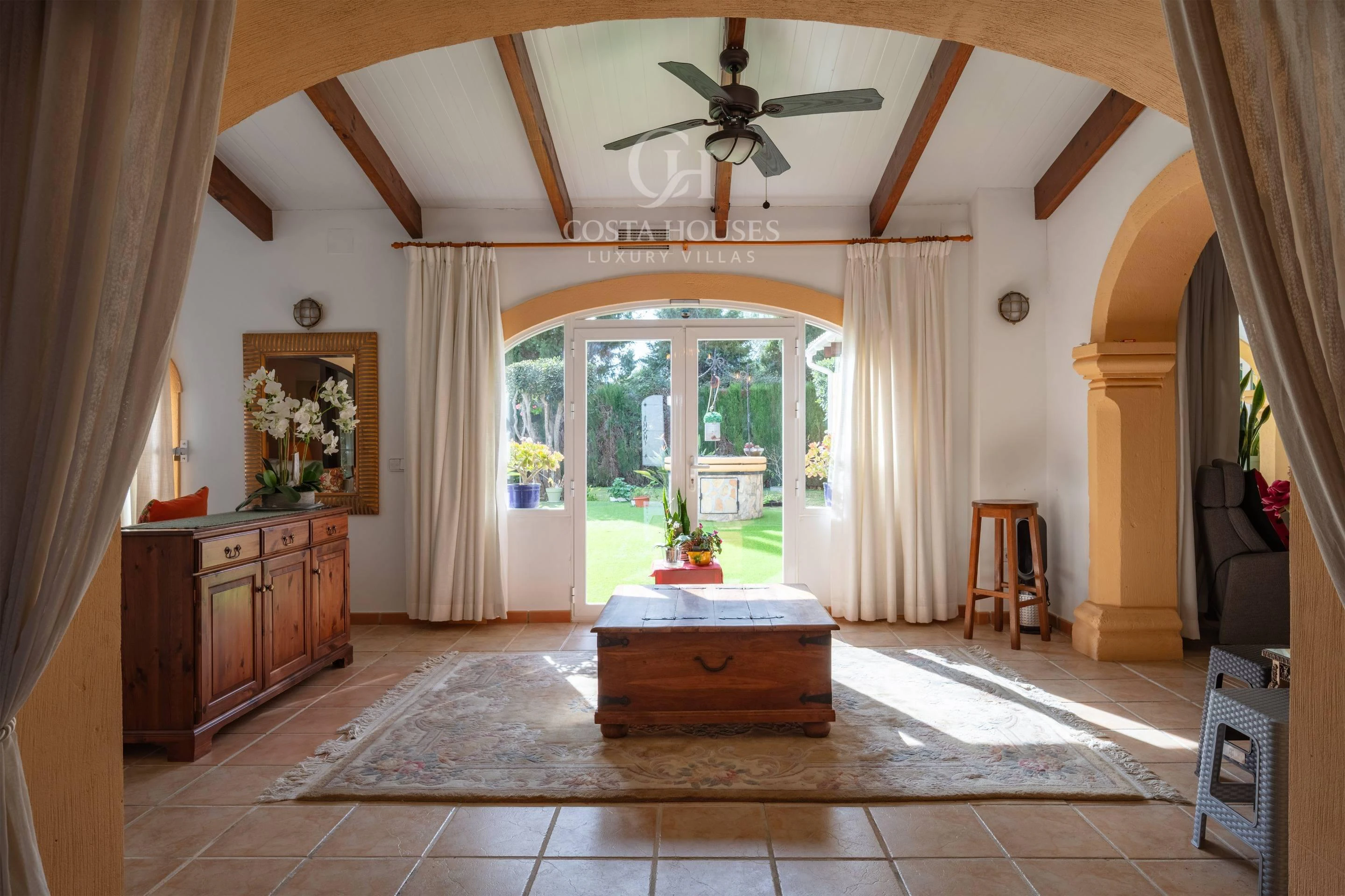 VILLA ALMENDRA · ELEGANCIA MEDITERRÁNEA ENTRE PALMERAS Y JARDINES EN LA LLUCA, JÁVEA