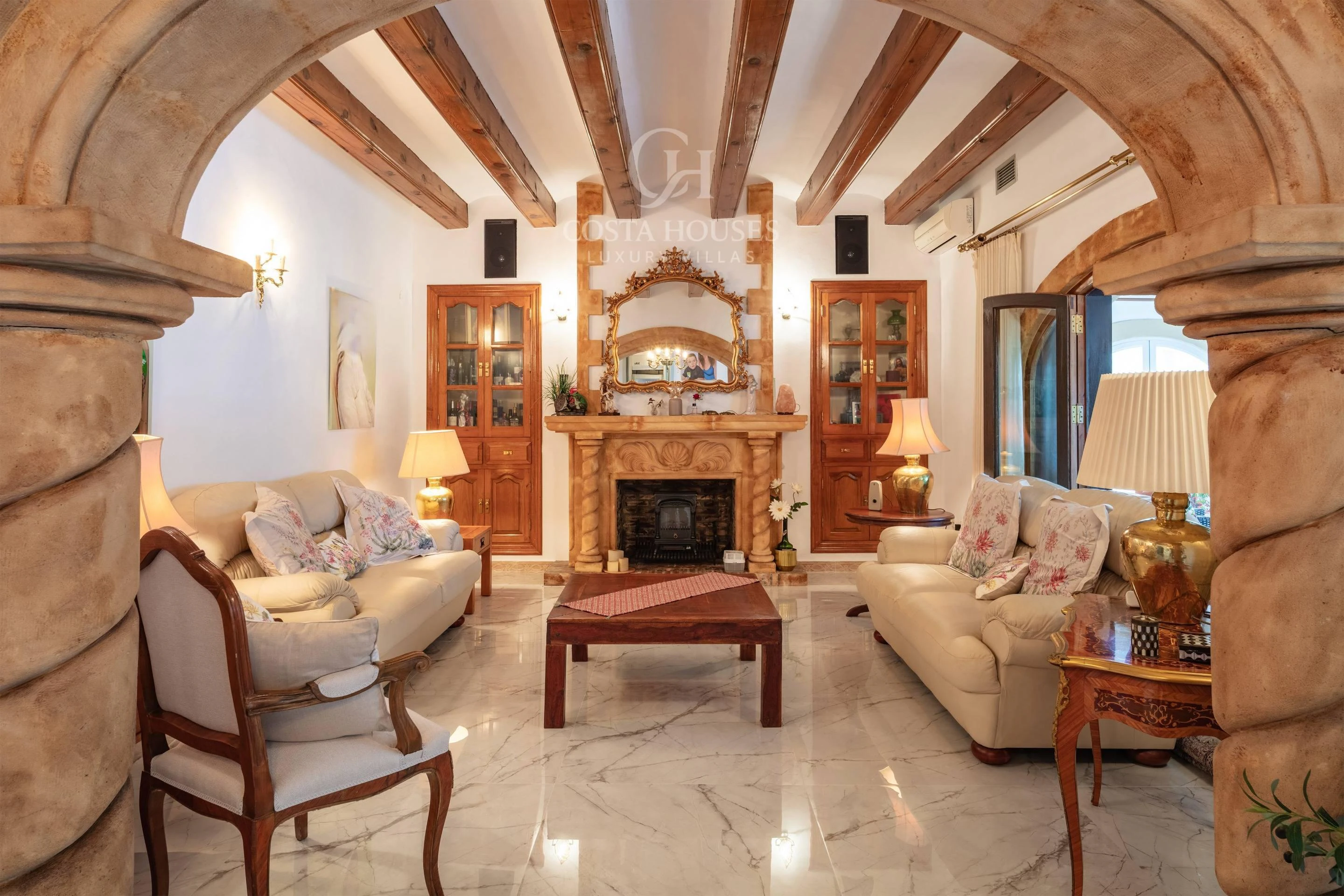 VILLA ALMENDRA · ELEGANCIA MEDITERRÁNEA ENTRE PALMERAS Y JARDINES EN LA LLUCA, JÁVEA