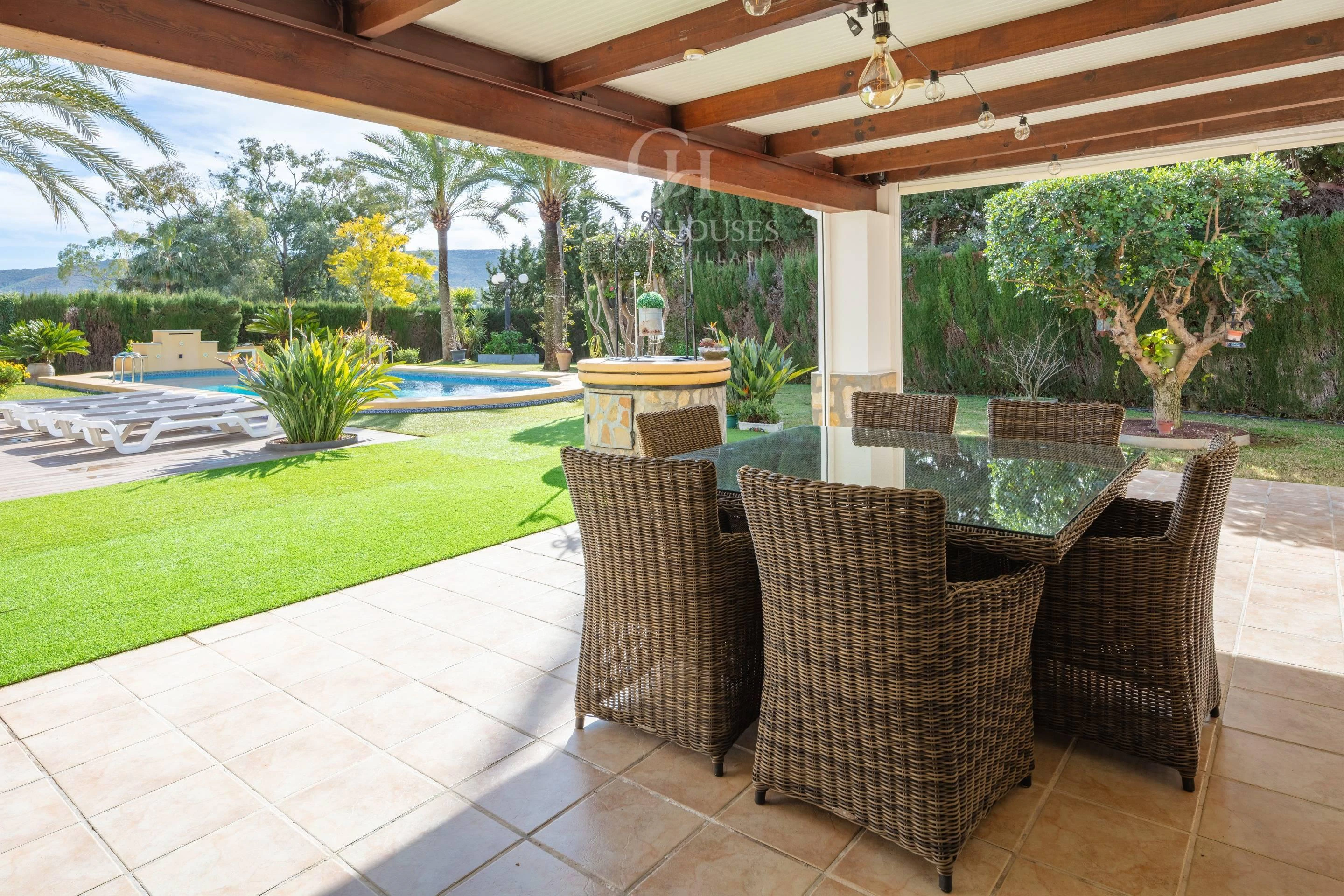 VILLA ALMENDRA · ELEGANCIA MEDITERRÁNEA ENTRE PALMERAS Y JARDINES EN LA LLUCA, JÁVEA