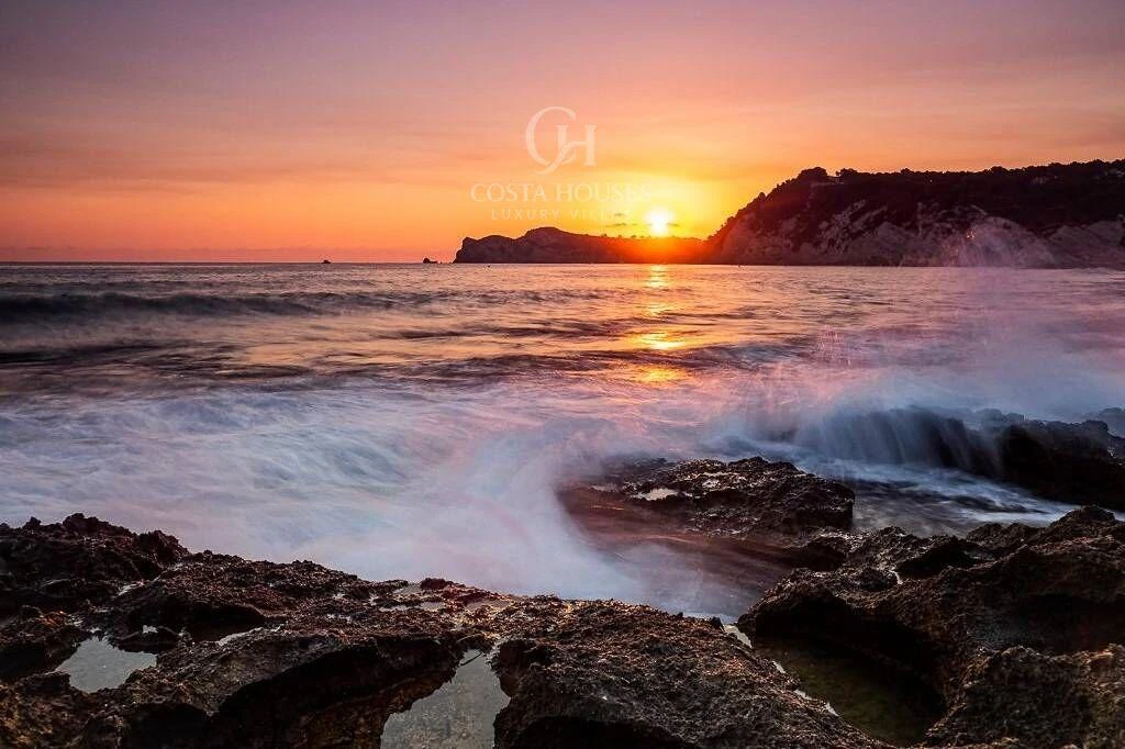 2826VL_ISOLABLU - VILLA ISOLA BLU · MEDITERRANER SONNENAUFGANG AM HORIZONT VON IBIZA, JÁVEA