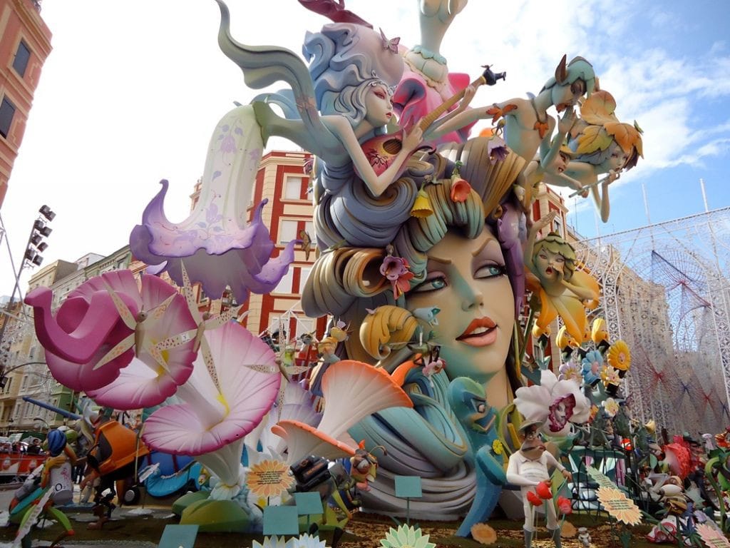 Fallas na Costa Blanca: eksplozja kolorów i radości na wybrzeżu Morza Śródziemnego
