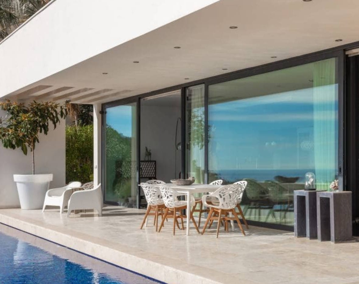Villa de lujo con vistas panorámicas al mar en Moraira – diseño moderno, piscina climatizada