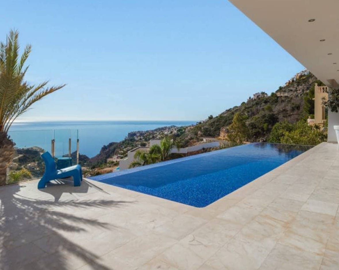 Villa de lujo con vistas panorámicas al mar en Moraira – diseño moderno, piscina climatizada