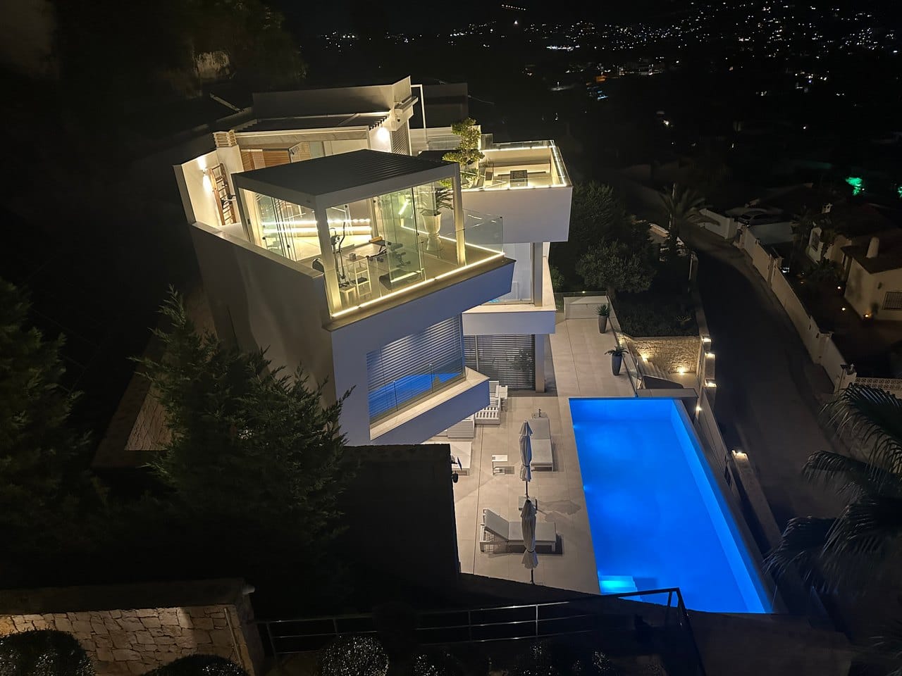 Espectacular villa de lujo con vistas al mar en Moraira, terrazas panorámicas, piscina infinity y azotea wellness
