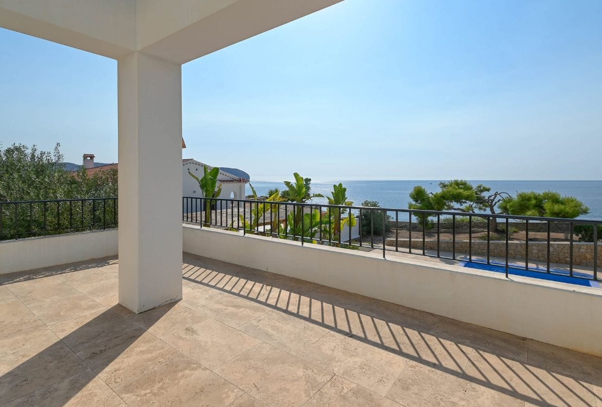 Exclusiva Villa Mediterránea Reformada con Vistas al Mar en Moraira