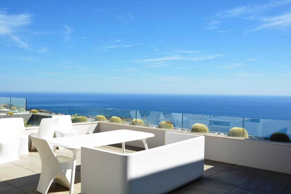Precioso Apartamento de lujo que disfruta de la espectacularidad de las vistas al mar.-
