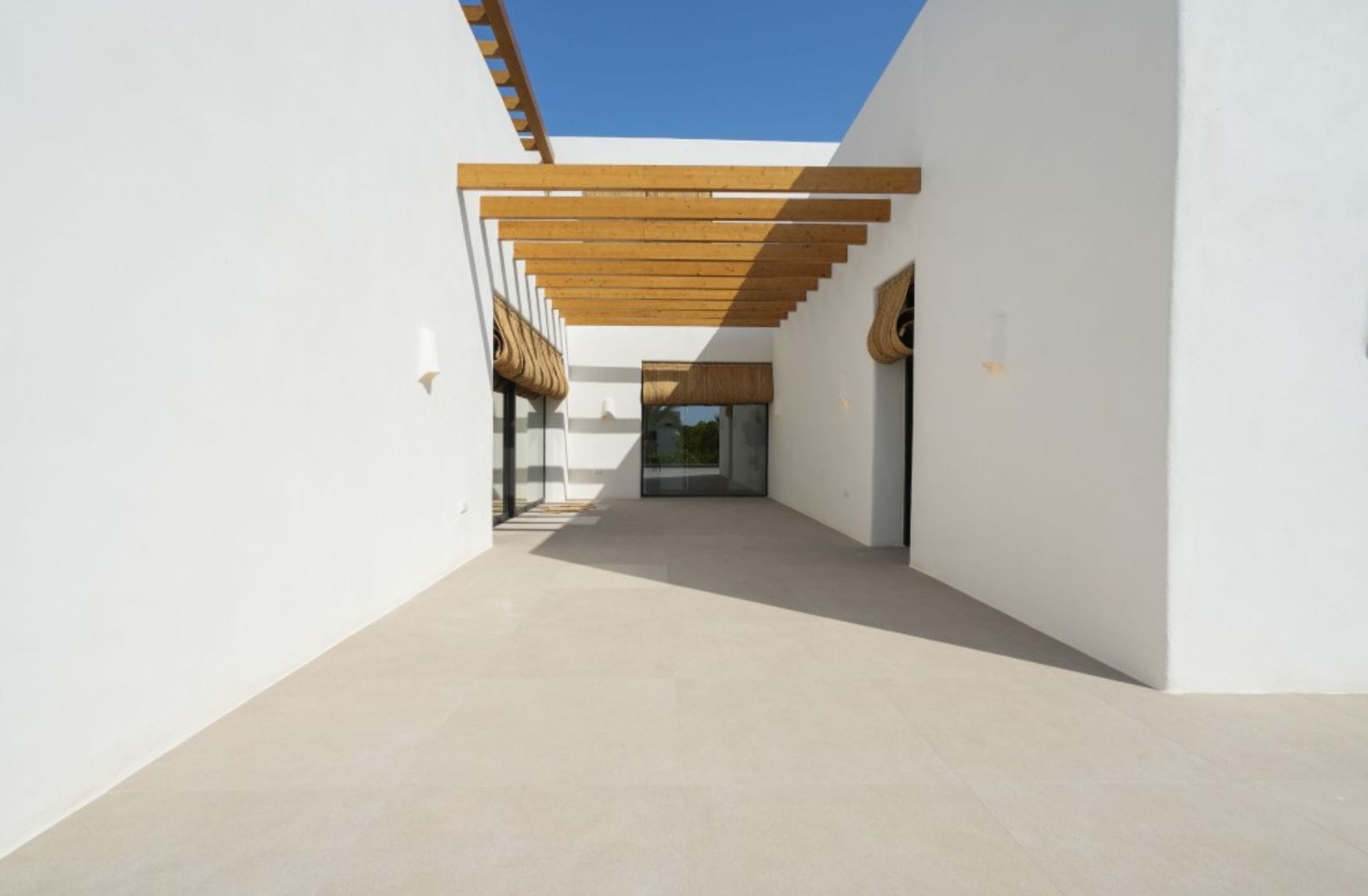 Villa ibicenca de obra nueva con vistas al mar en Moraira