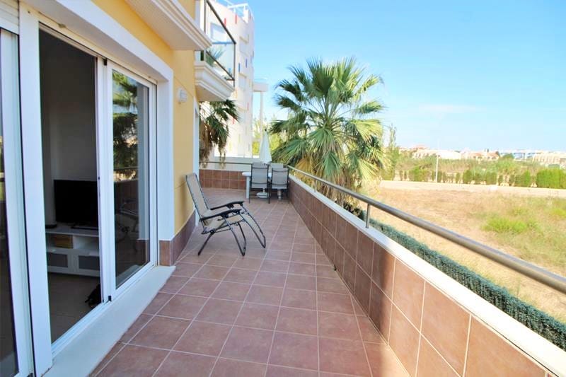 Apartamento con dos terrazas a pocos pasos de la playa en Oliva Nova
